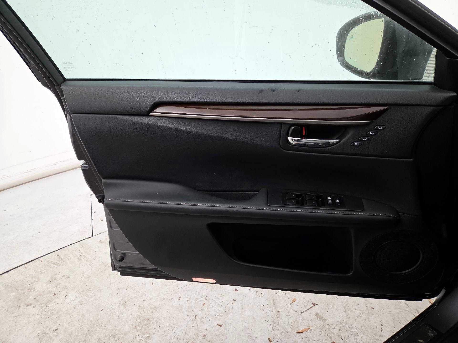 Thumbnail: 2015 Lexus ES - 12