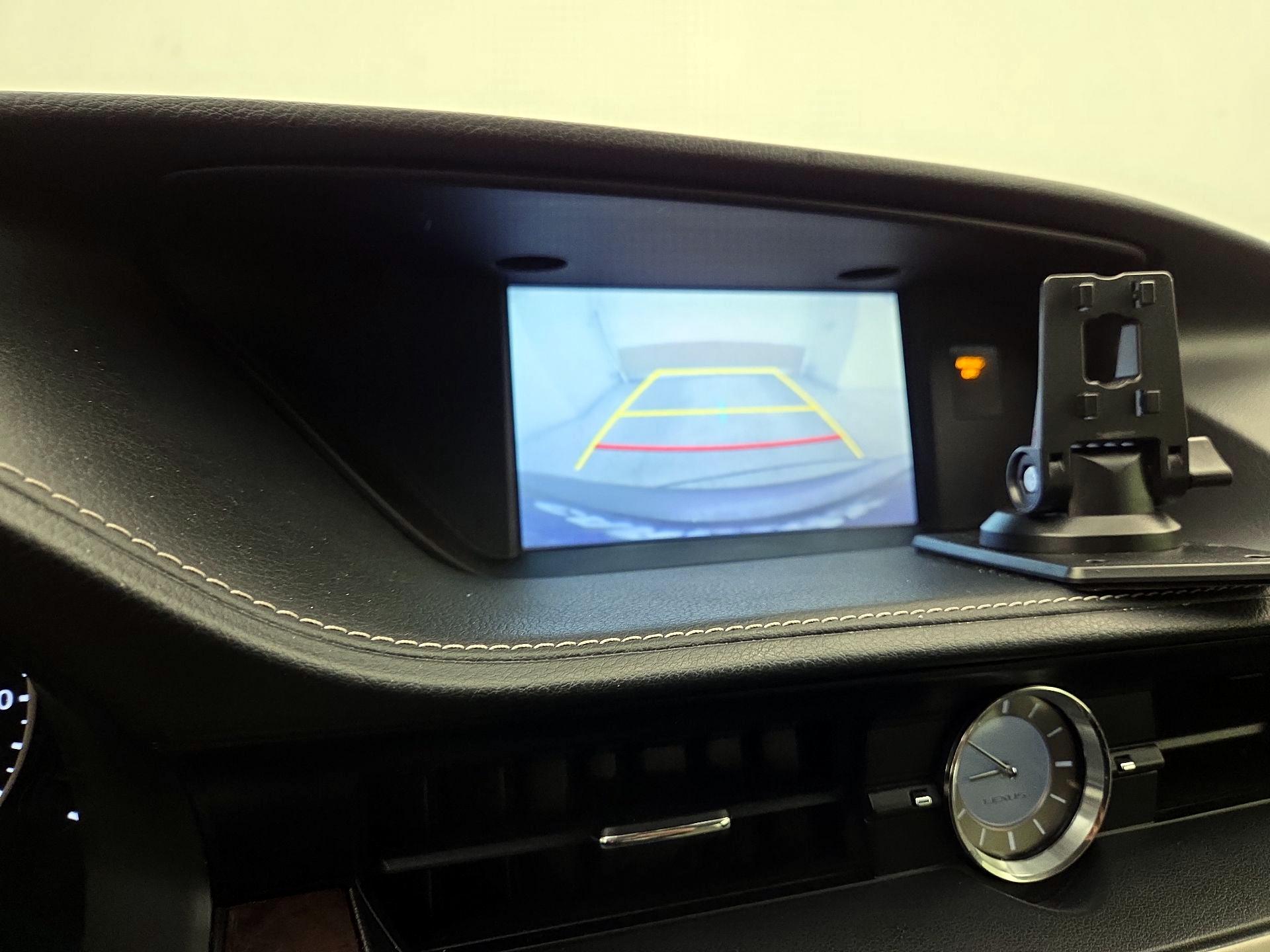 Thumbnail: 2015 Lexus ES - 14