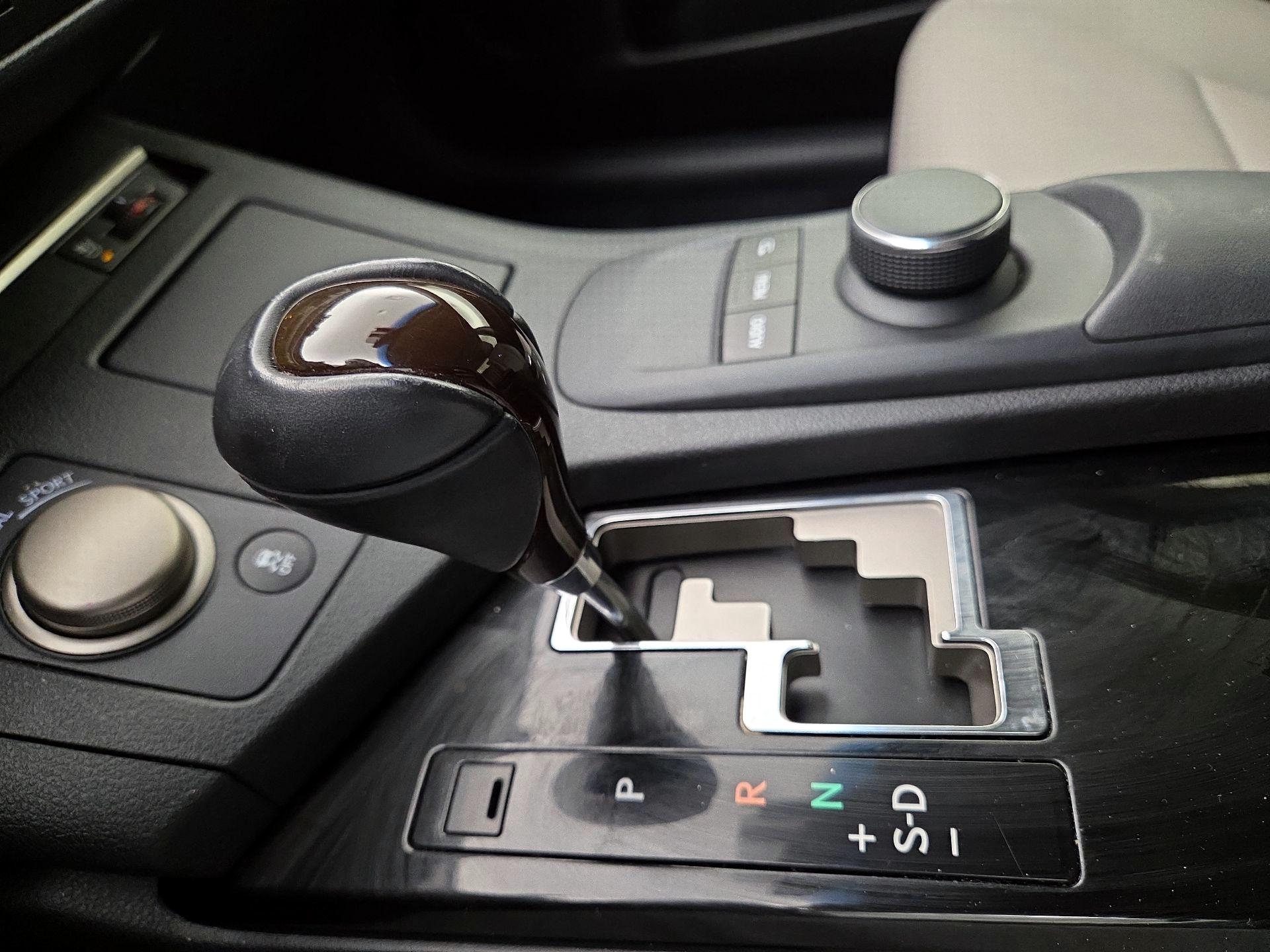 Thumbnail: 2015 Lexus ES - 17