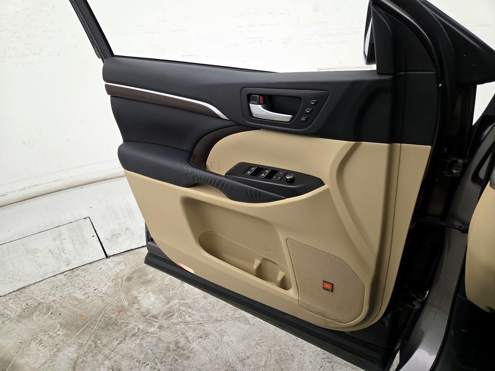 Thumbnail: 2014 Toyota Highlander - 12