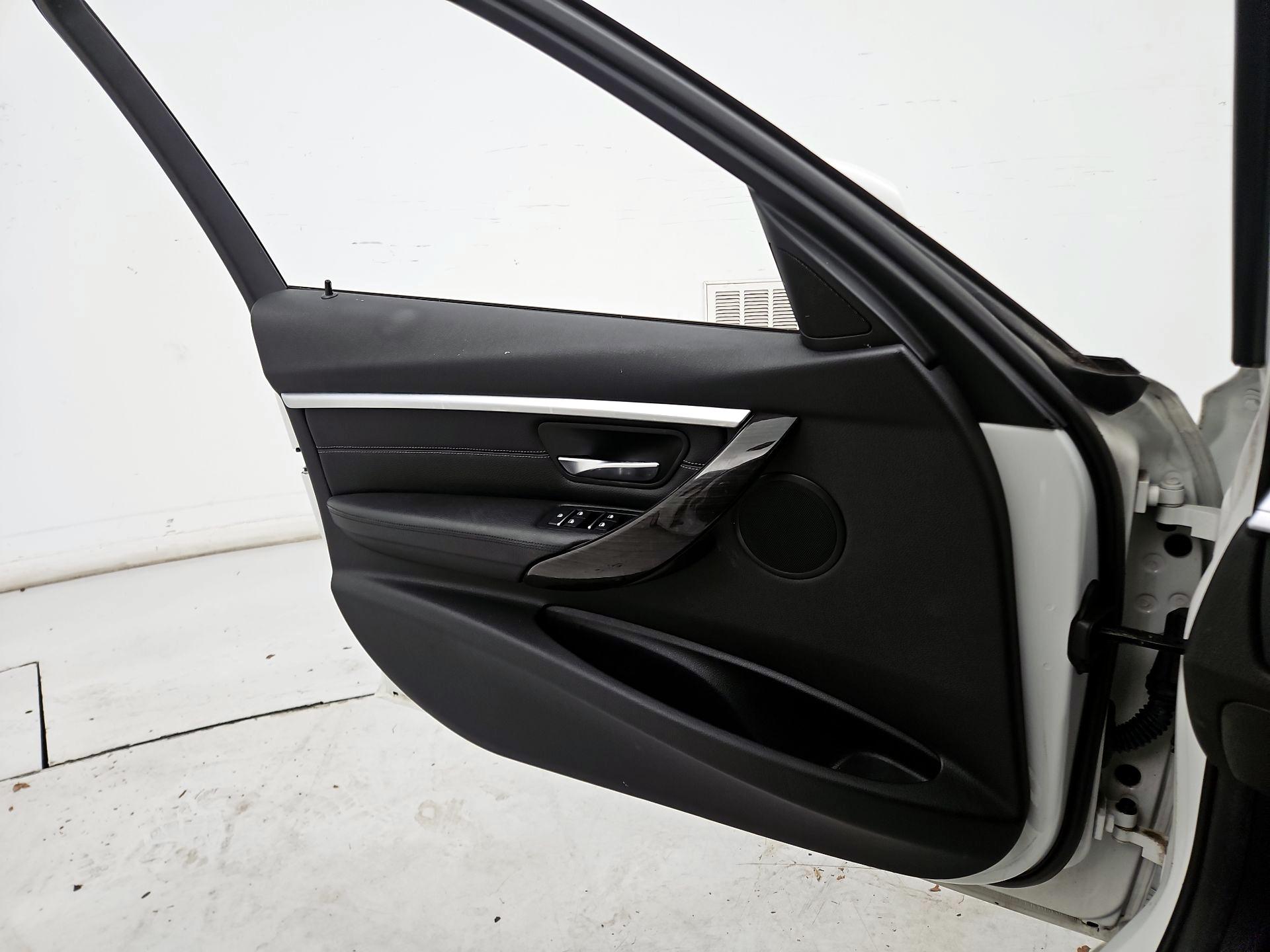 Thumbnail: 2016 BMW 3 Series - 12