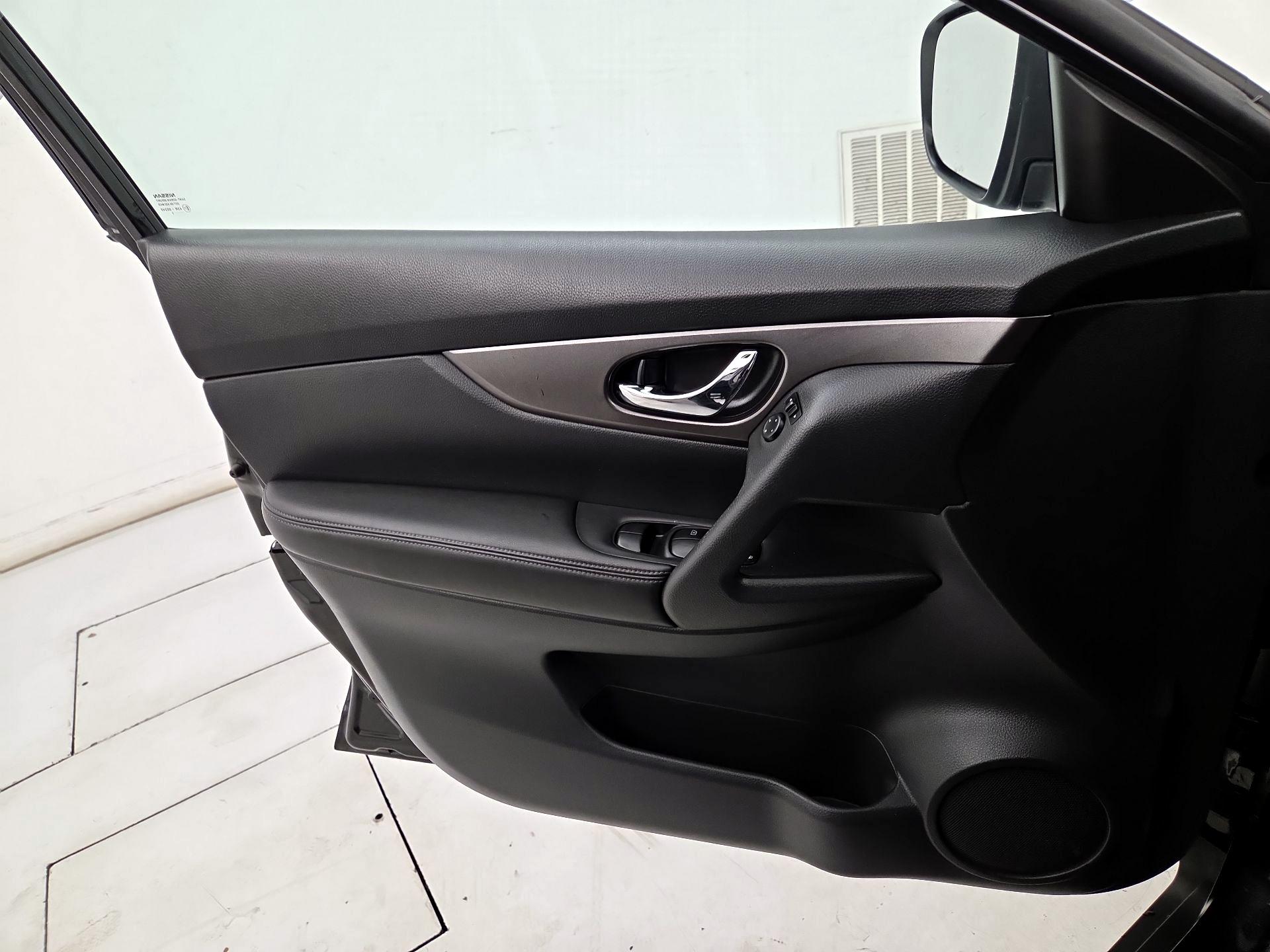 Thumbnail: 2015 Nissan Rogue - 12