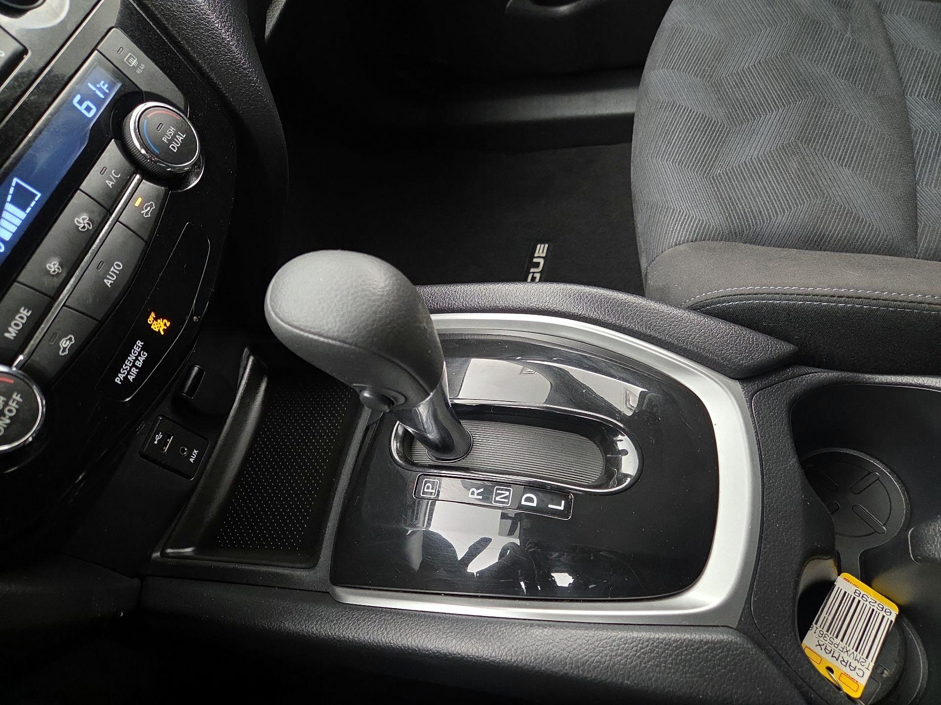 Thumbnail: 2015 Nissan Rogue - 17