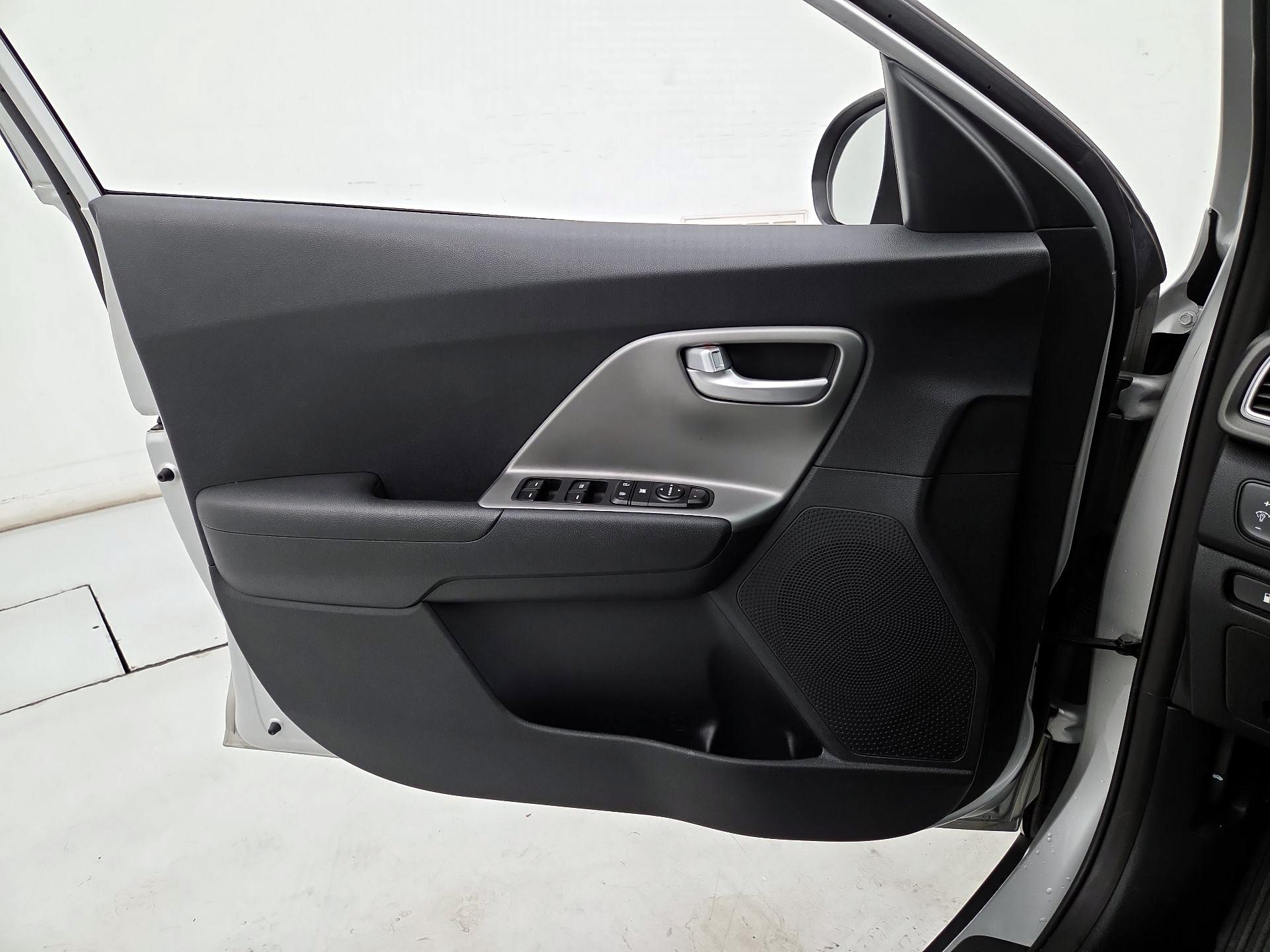 Thumbnail: 2019 Kia Niro - 12