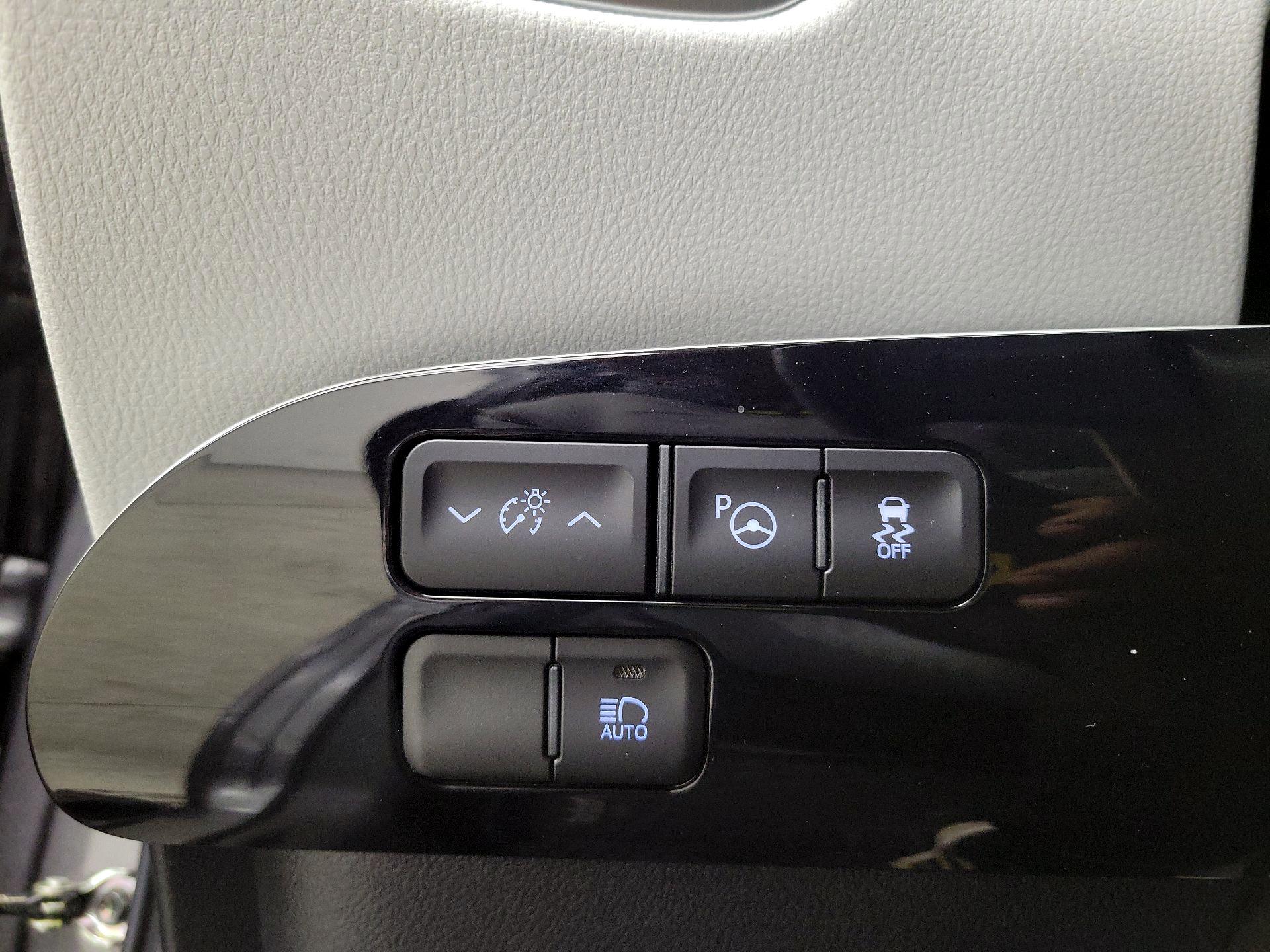 Thumbnail: 2018 Toyota Prius - 13