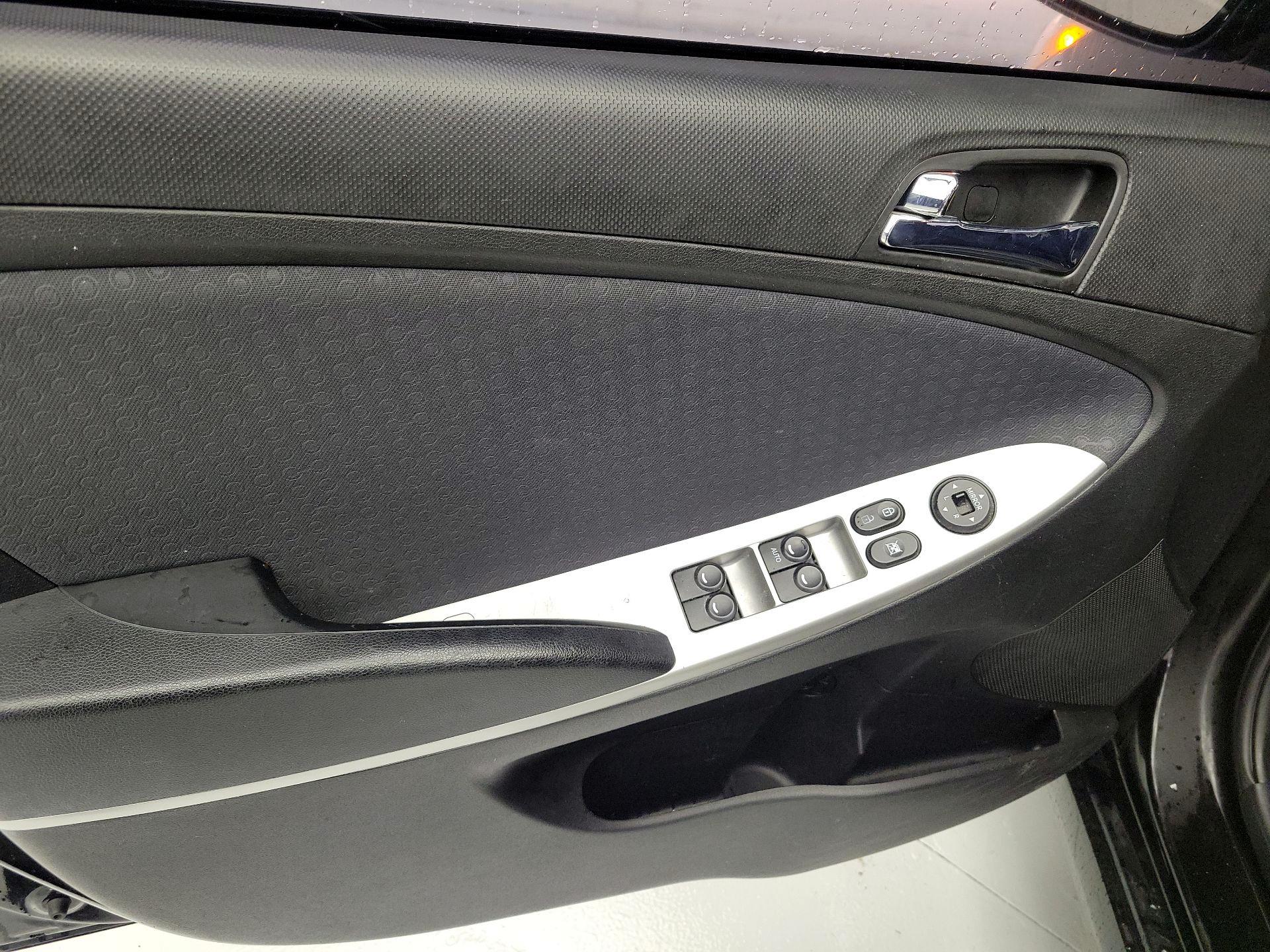 Thumbnail: 2014 Hyundai Accent - 12