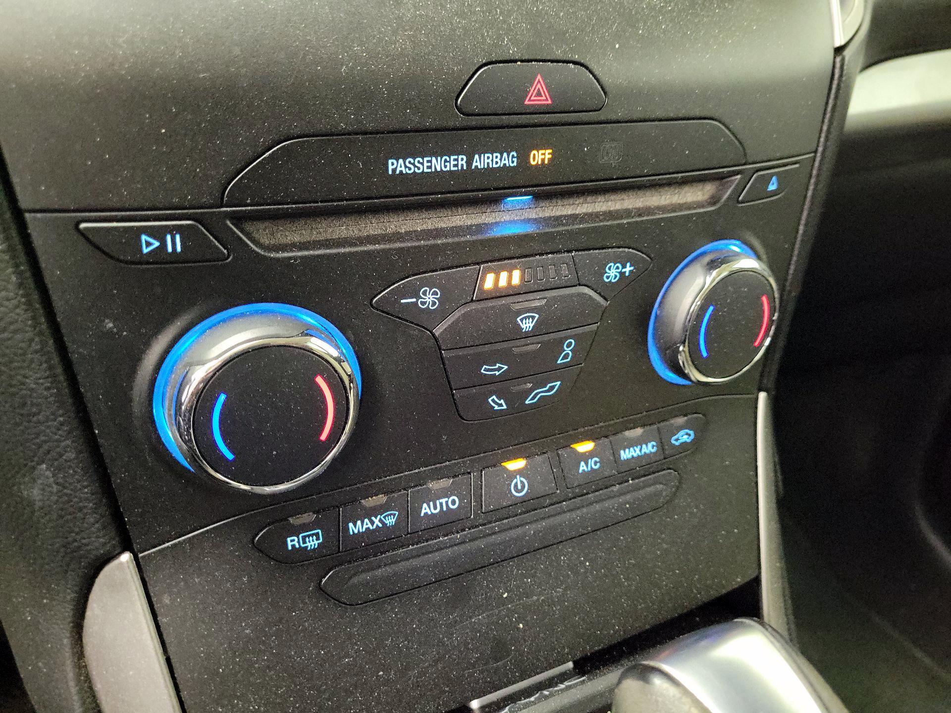 Thumbnail: 2016 Ford Edge - 16