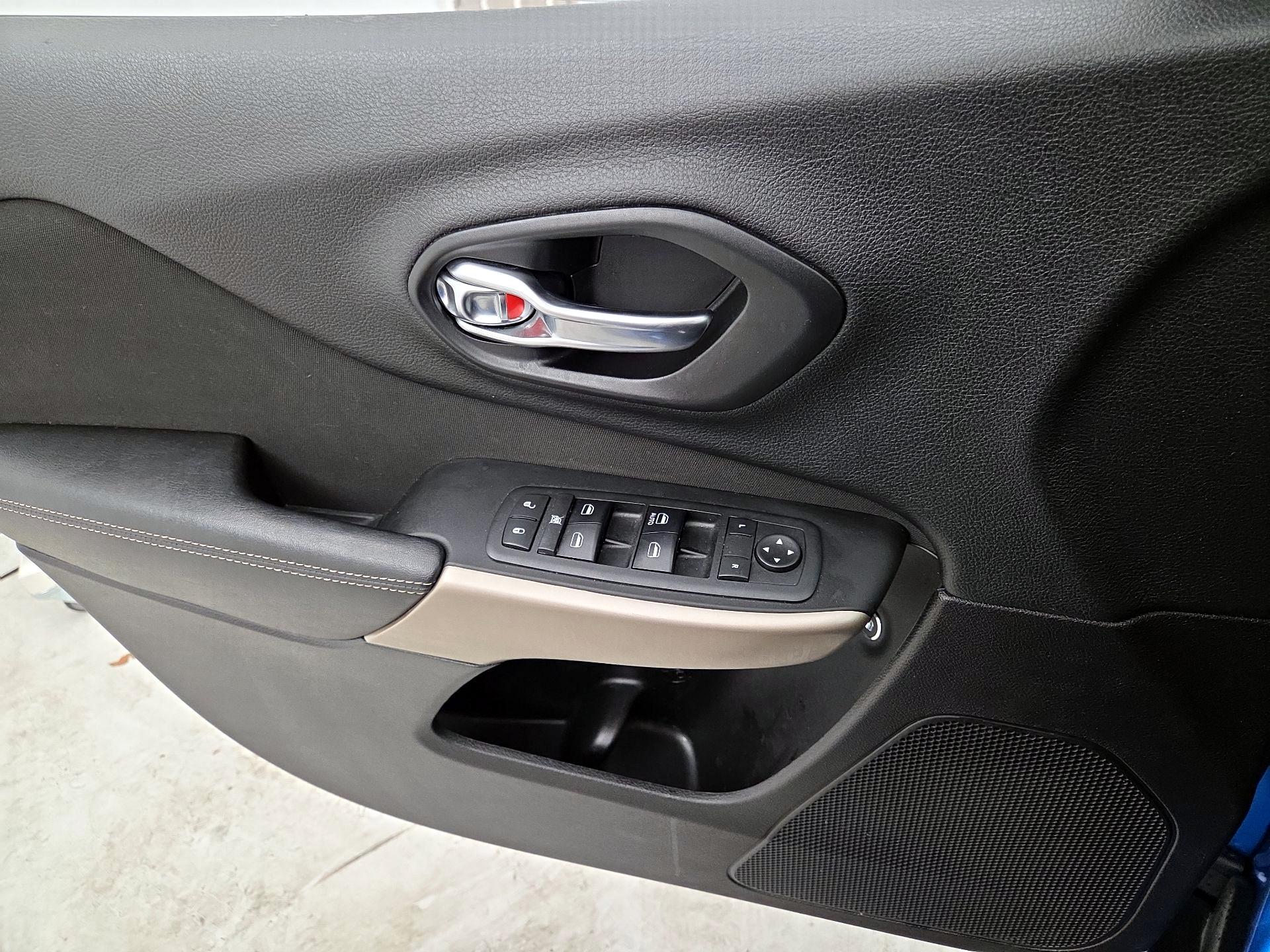 Thumbnail: 2018 Jeep Cherokee - 12