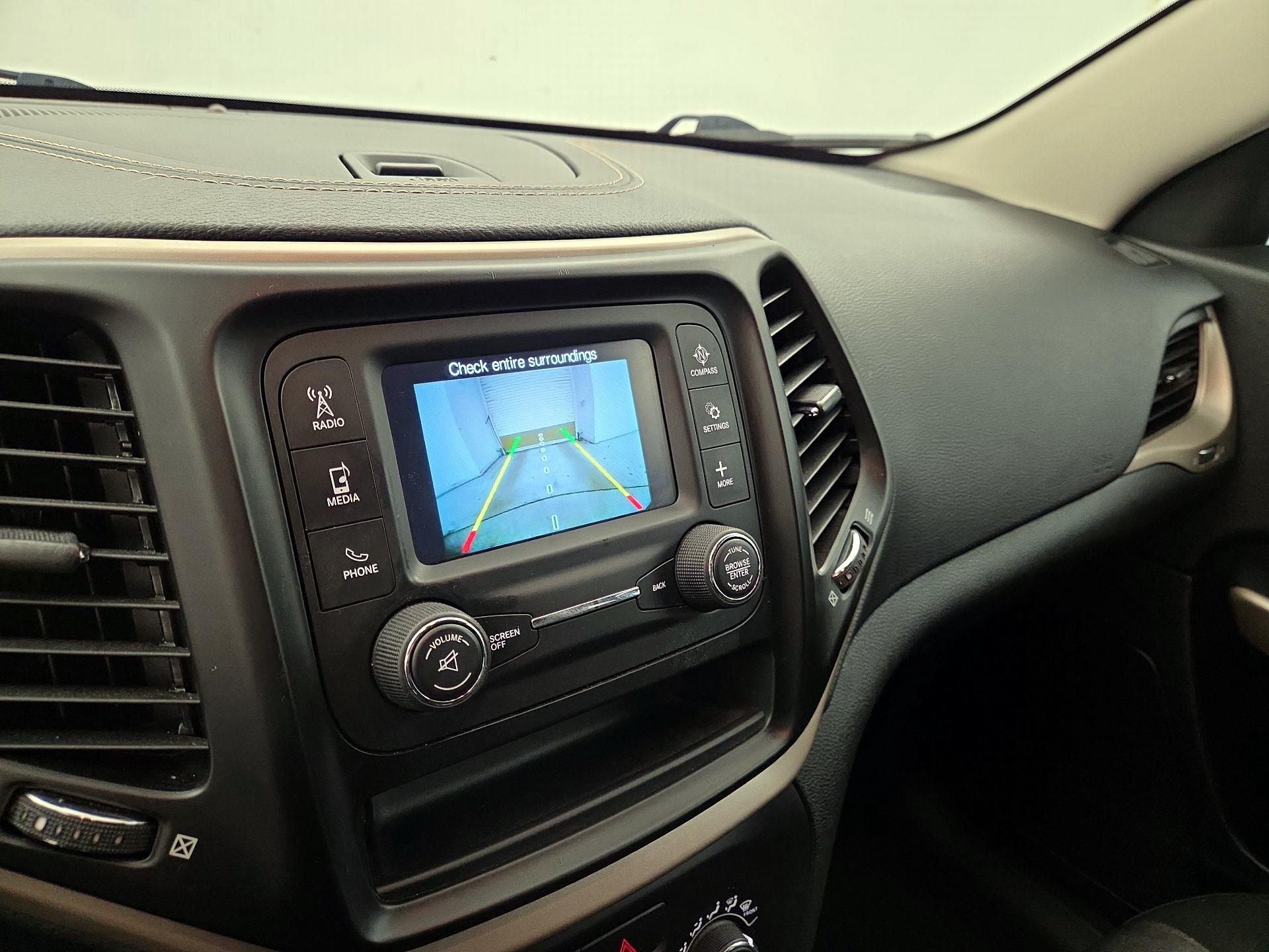 Thumbnail: 2018 Jeep Cherokee - 14