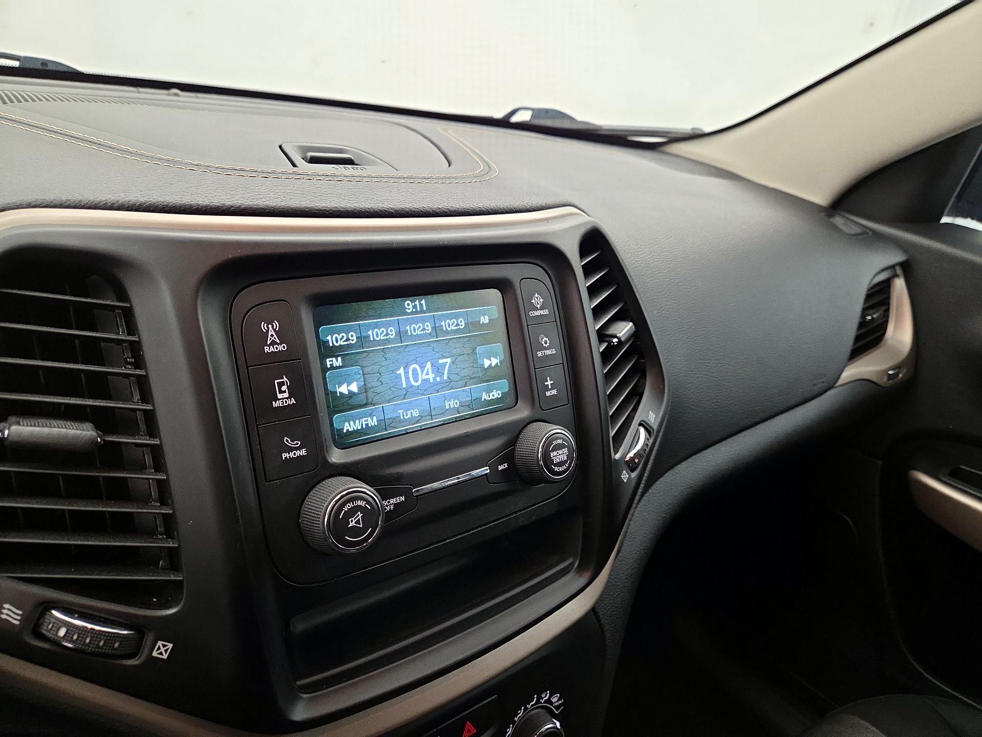 Thumbnail: 2018 Jeep Cherokee - 15