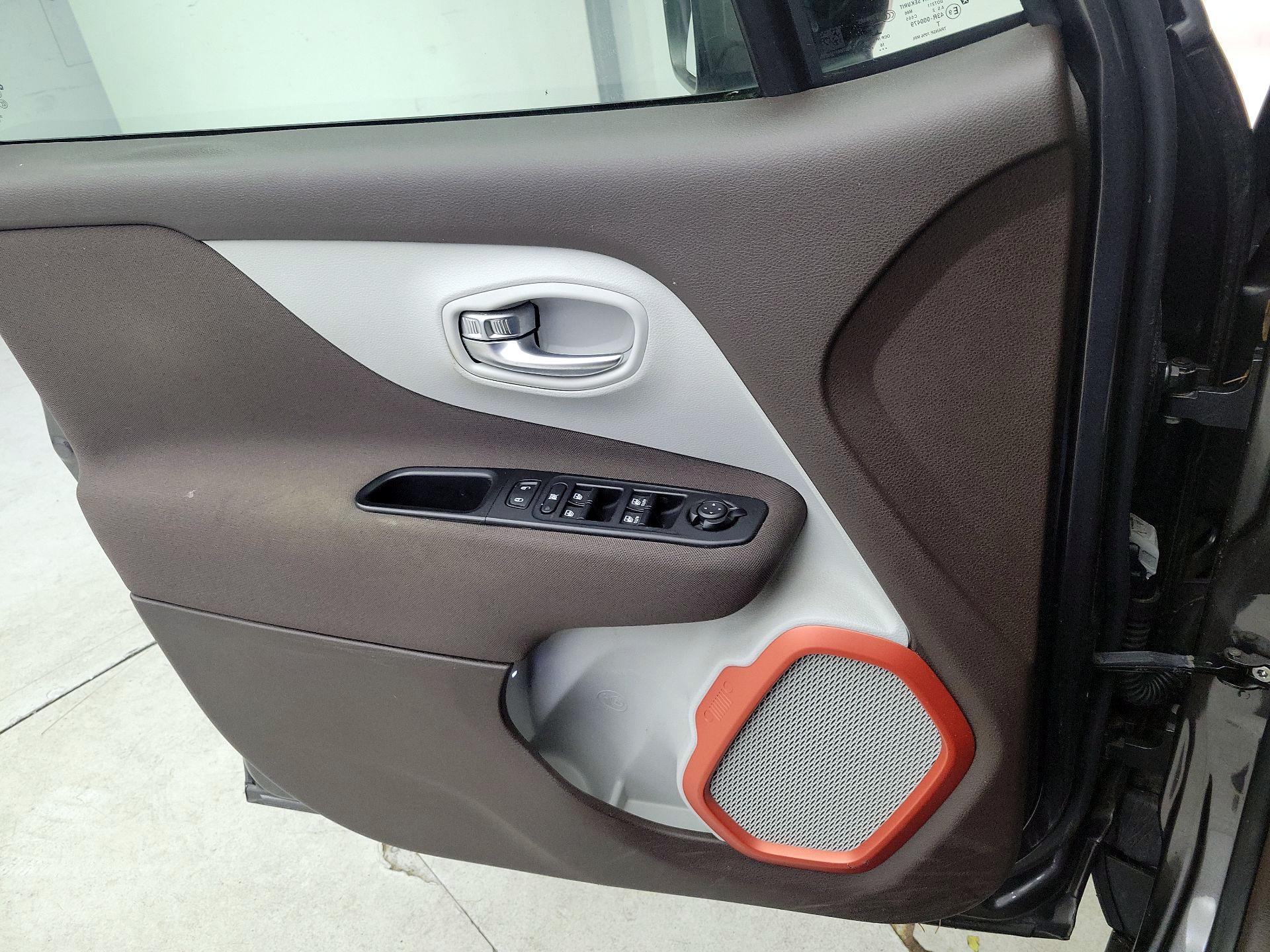 Thumbnail: 2017 Jeep Renegade - 12