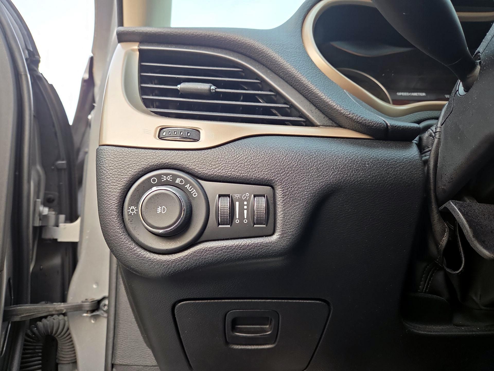 Thumbnail: 2014 Jeep Cherokee - 11