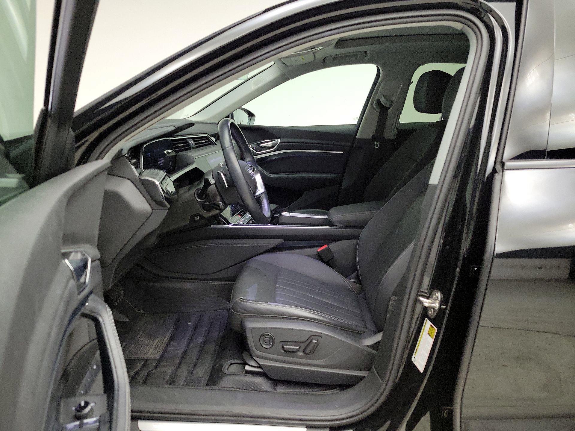 Thumbnail: 2023 Audi e-tron - 11