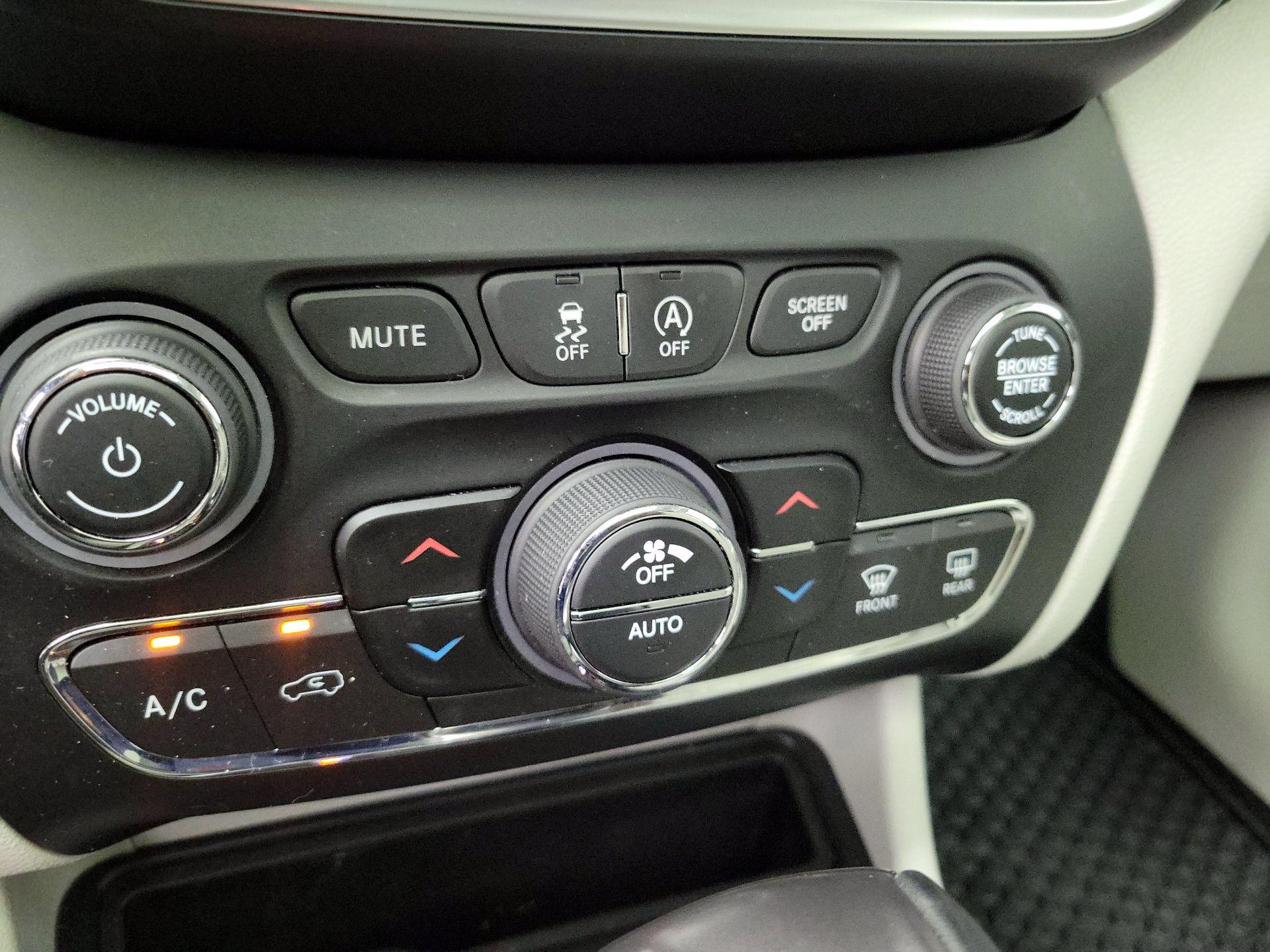 Thumbnail: 2020 Jeep Cherokee - 16