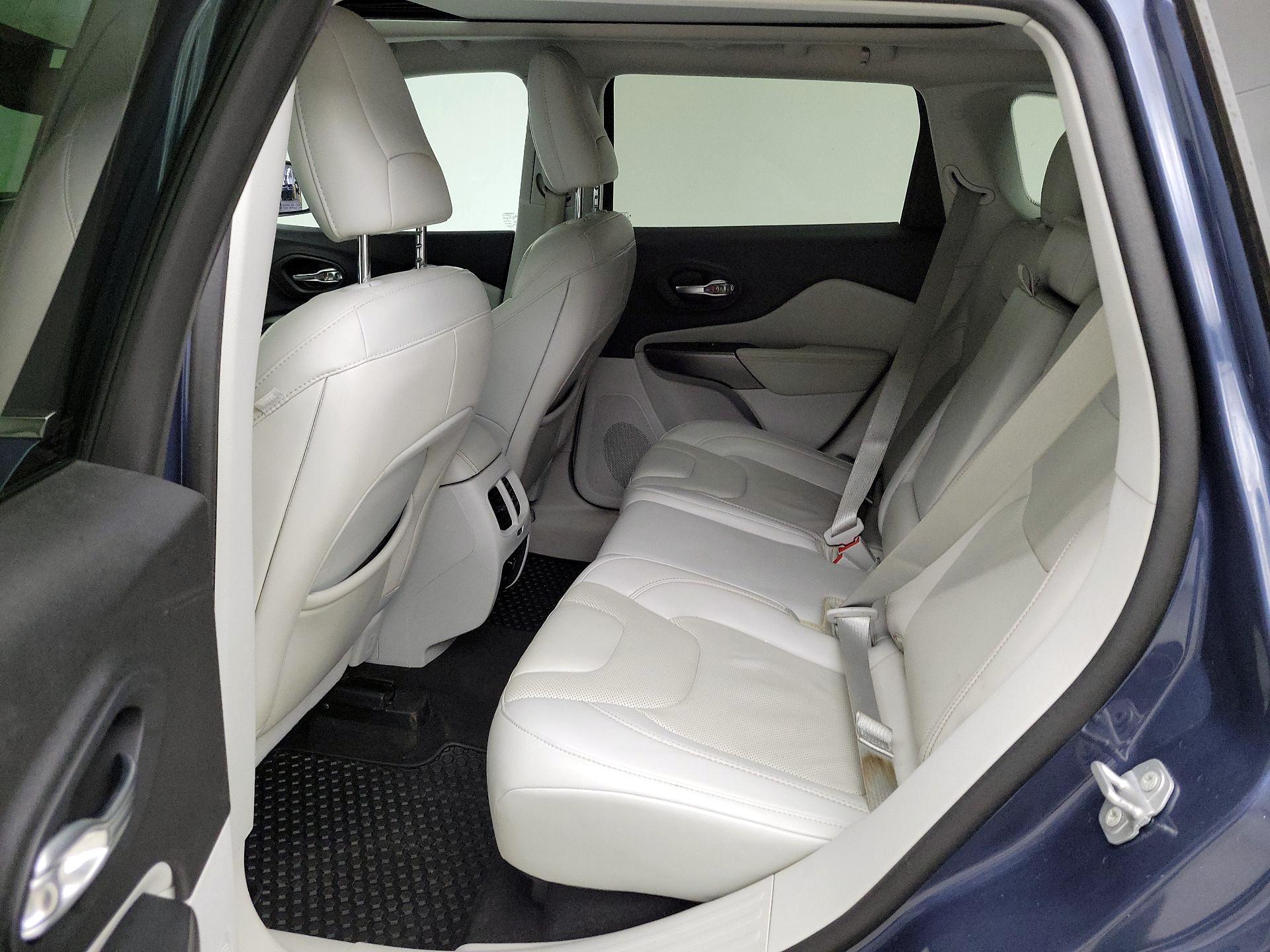 Thumbnail: 2020 Jeep Cherokee - 20