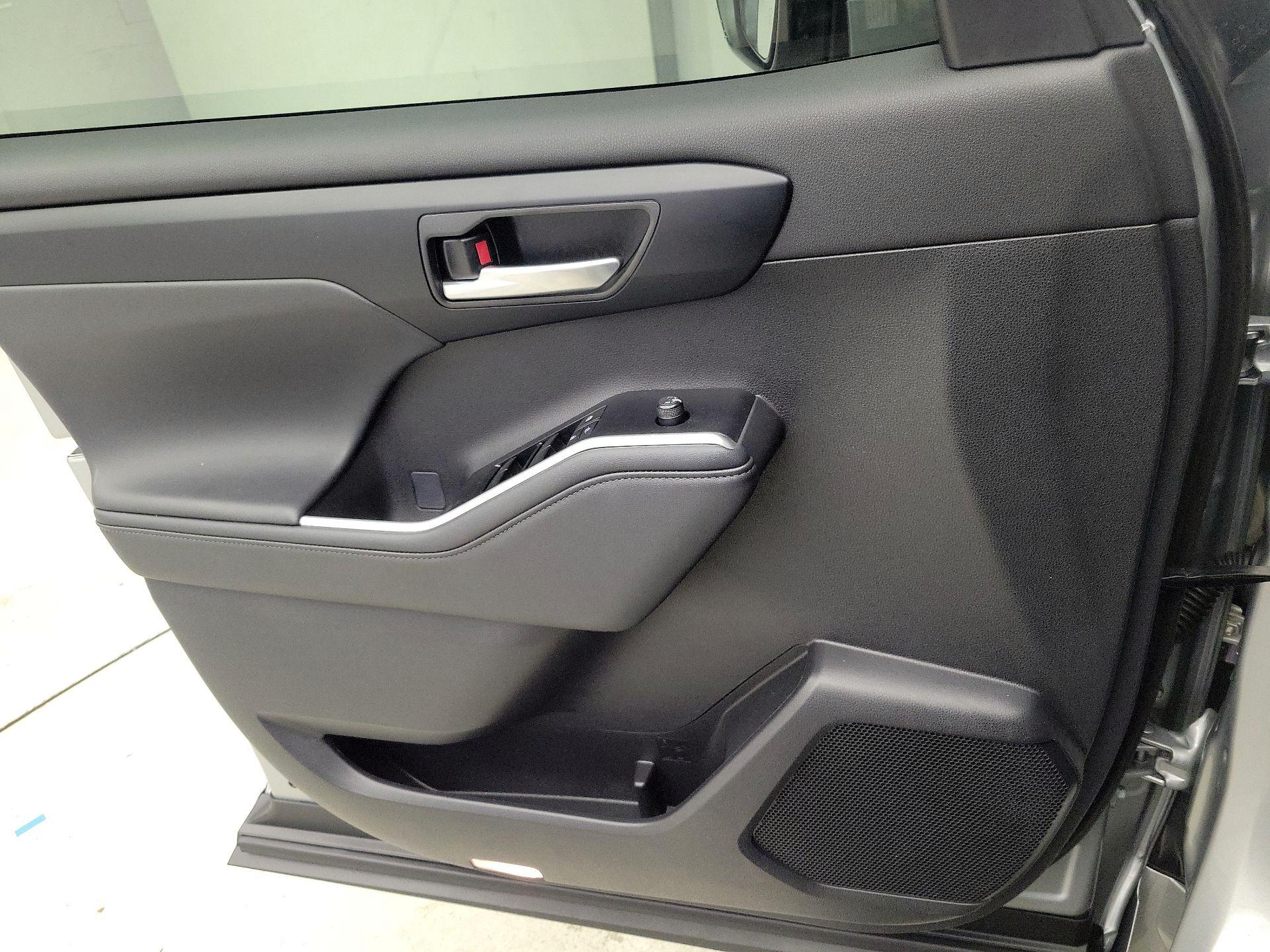 Thumbnail: 2025 Toyota Highlander - 12