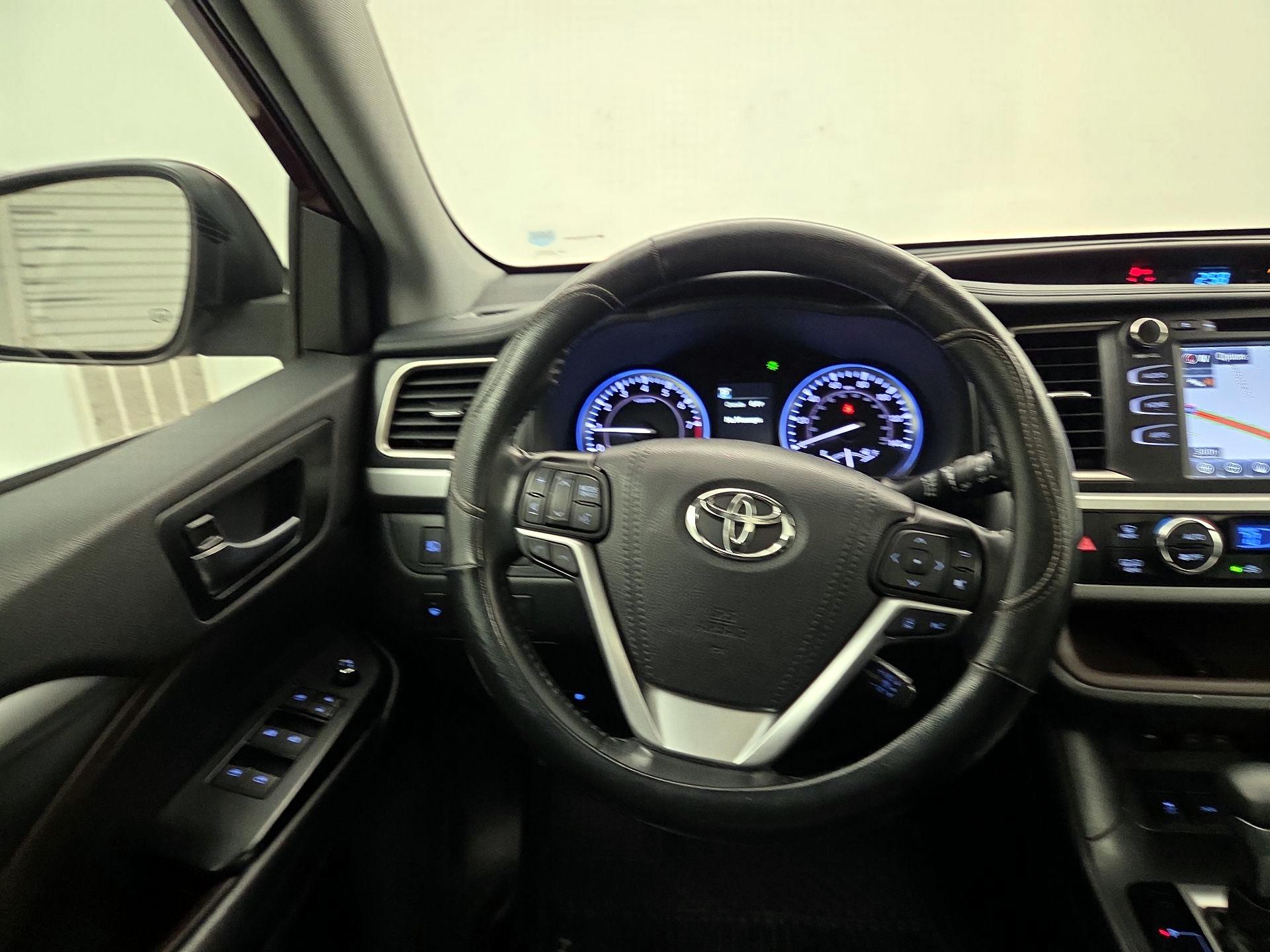 Thumbnail: 2019 Toyota Highlander - 10