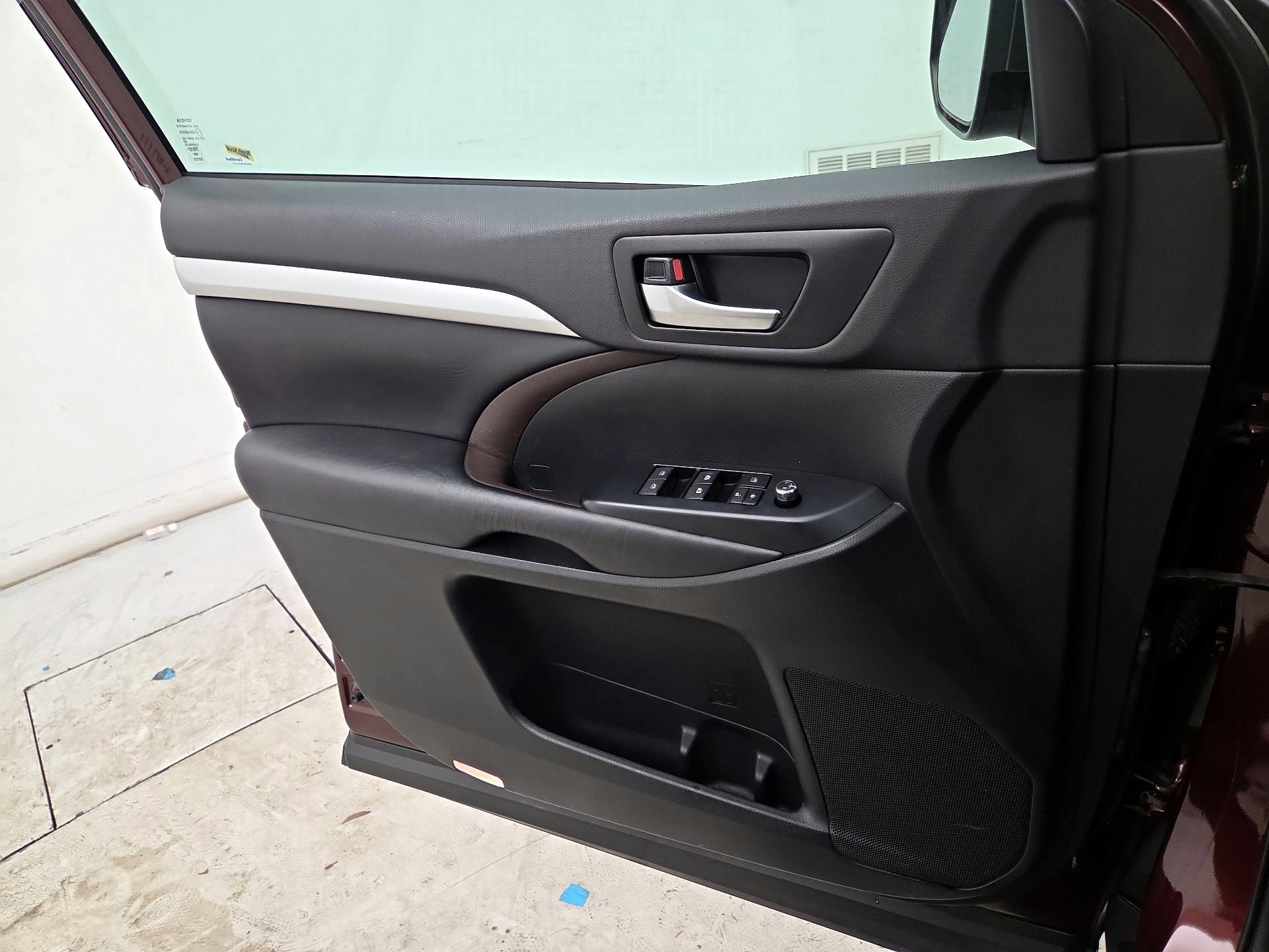 Thumbnail: 2019 Toyota Highlander - 12