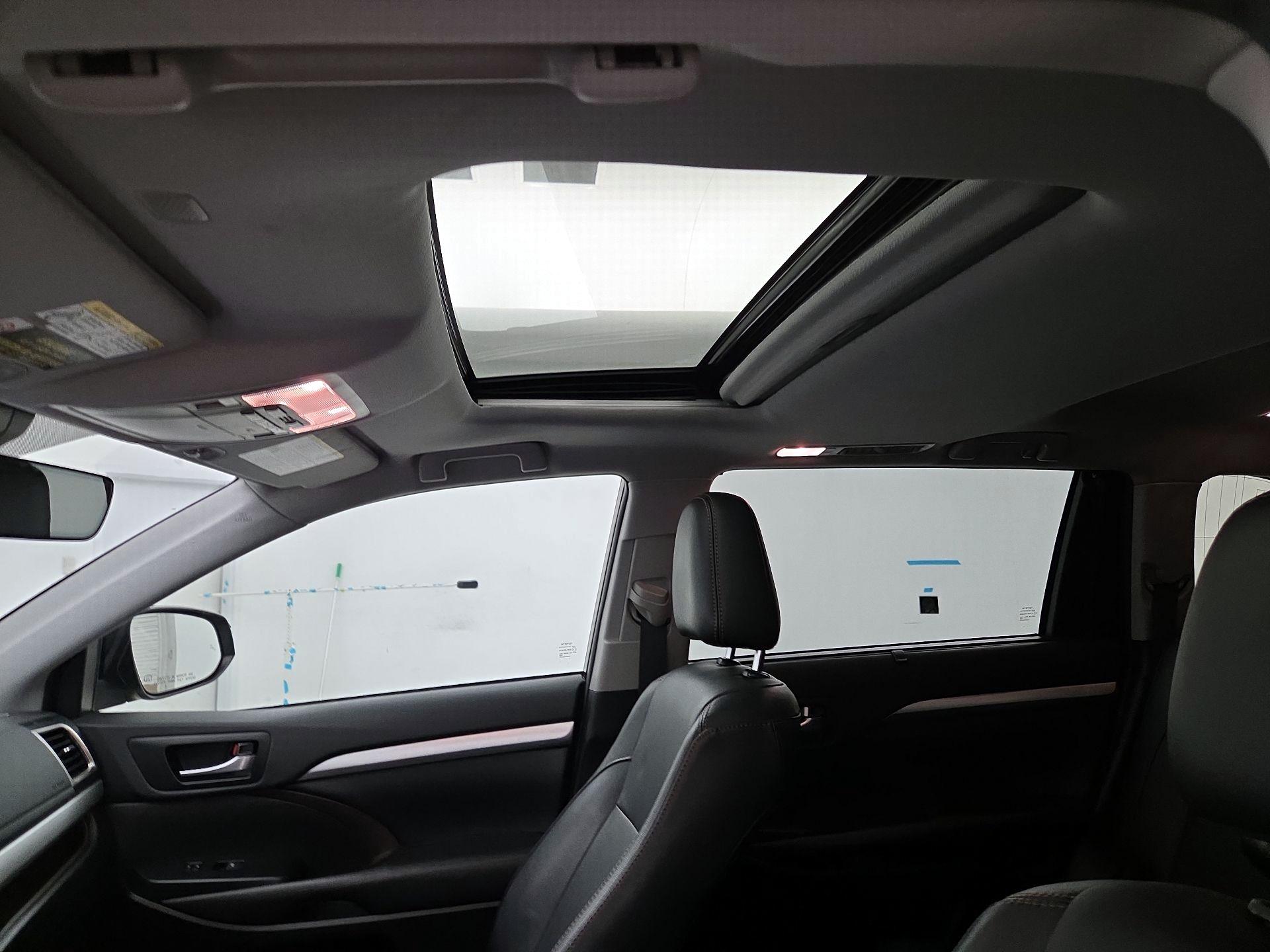 Thumbnail: 2019 Toyota Highlander - 20