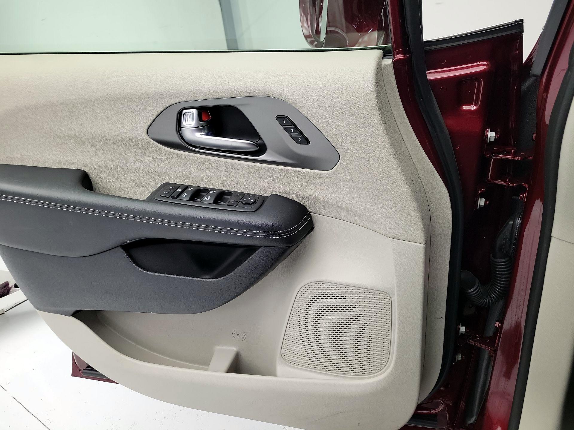 Thumbnail: 2022 Chrysler Pacifica - 12