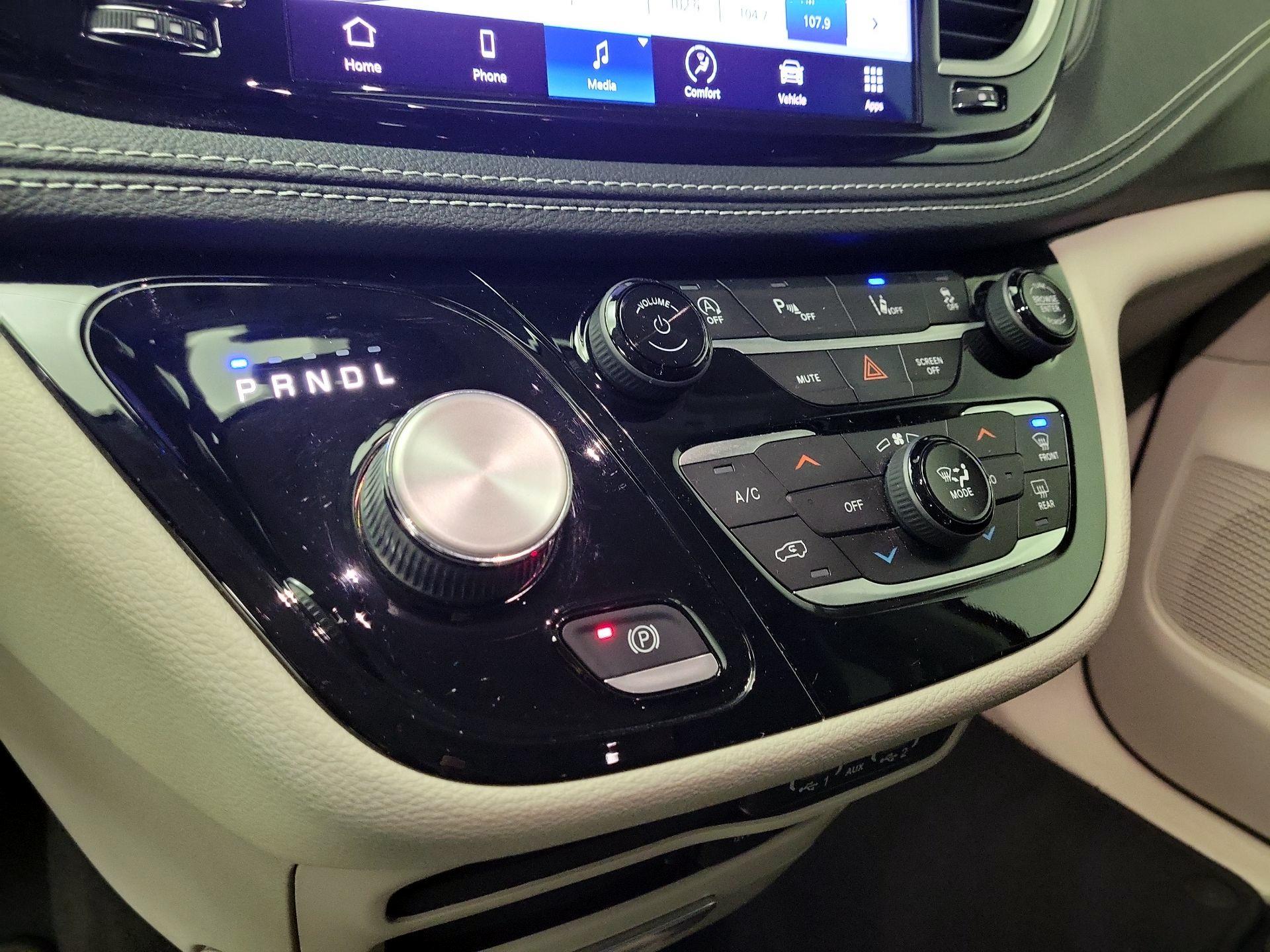 Thumbnail: 2022 Chrysler Pacifica - 17