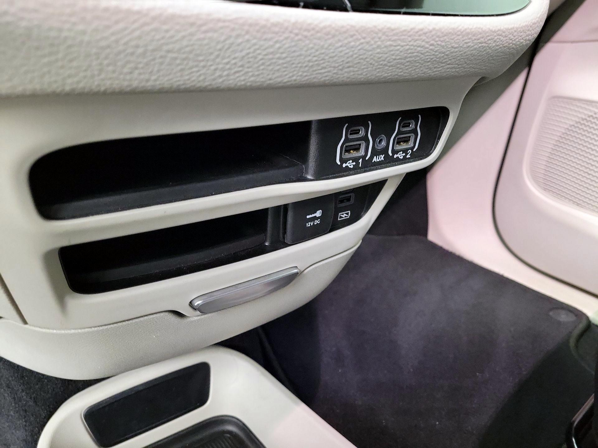 Thumbnail: 2022 Chrysler Pacifica - 18