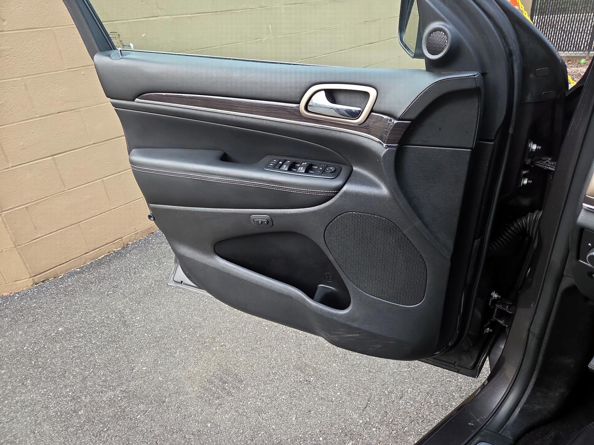 Thumbnail: 2015 Jeep Grand Cherokee - 10