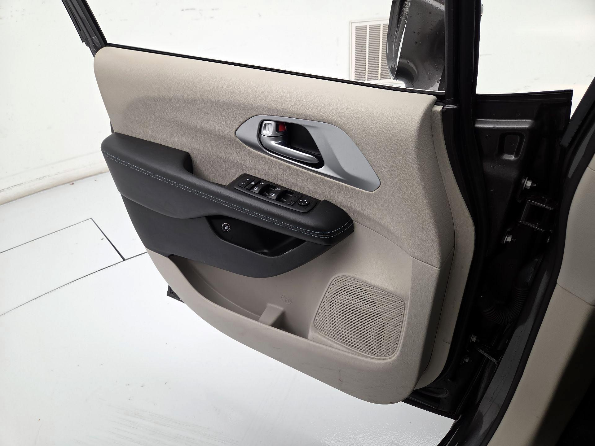 Thumbnail: 2018 Chrysler Pacifica - 12