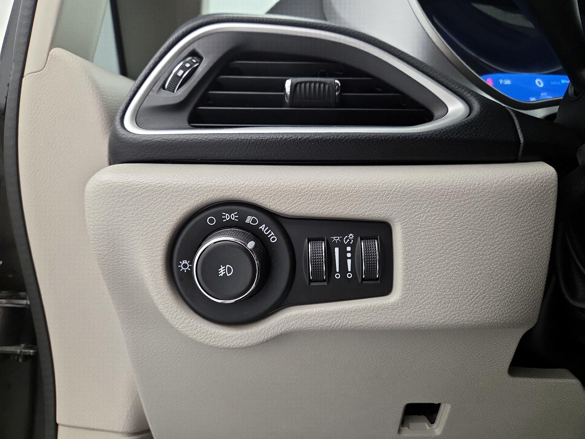 Thumbnail: 2018 Chrysler Pacifica - 13