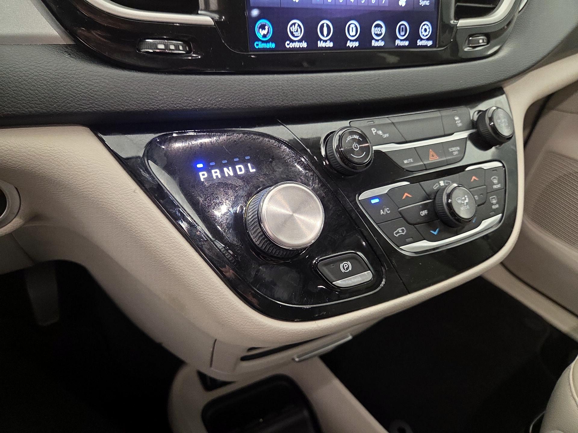 Thumbnail: 2018 Chrysler Pacifica - 17