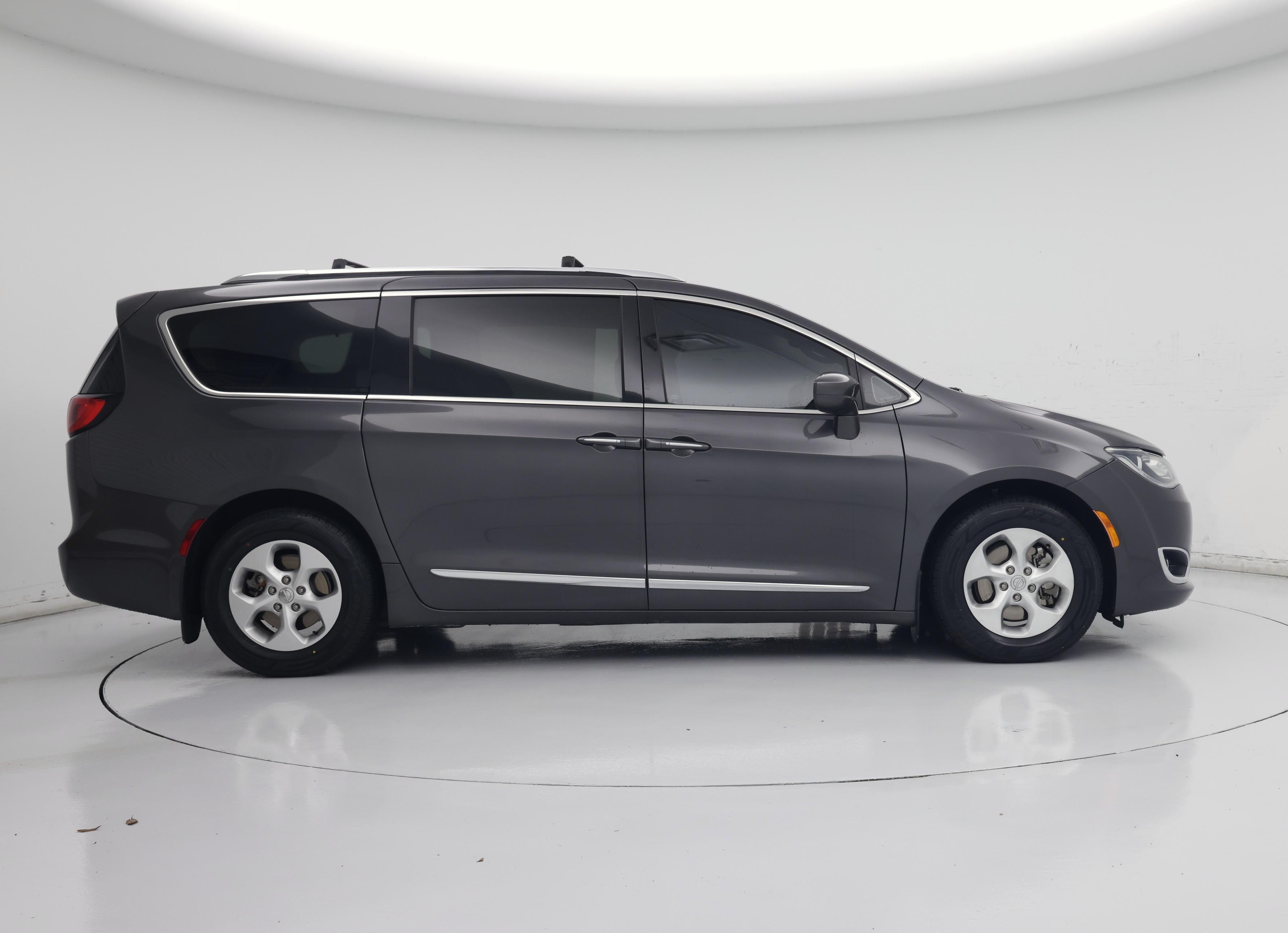 Thumbnail: 2018 Chrysler Pacifica - 7