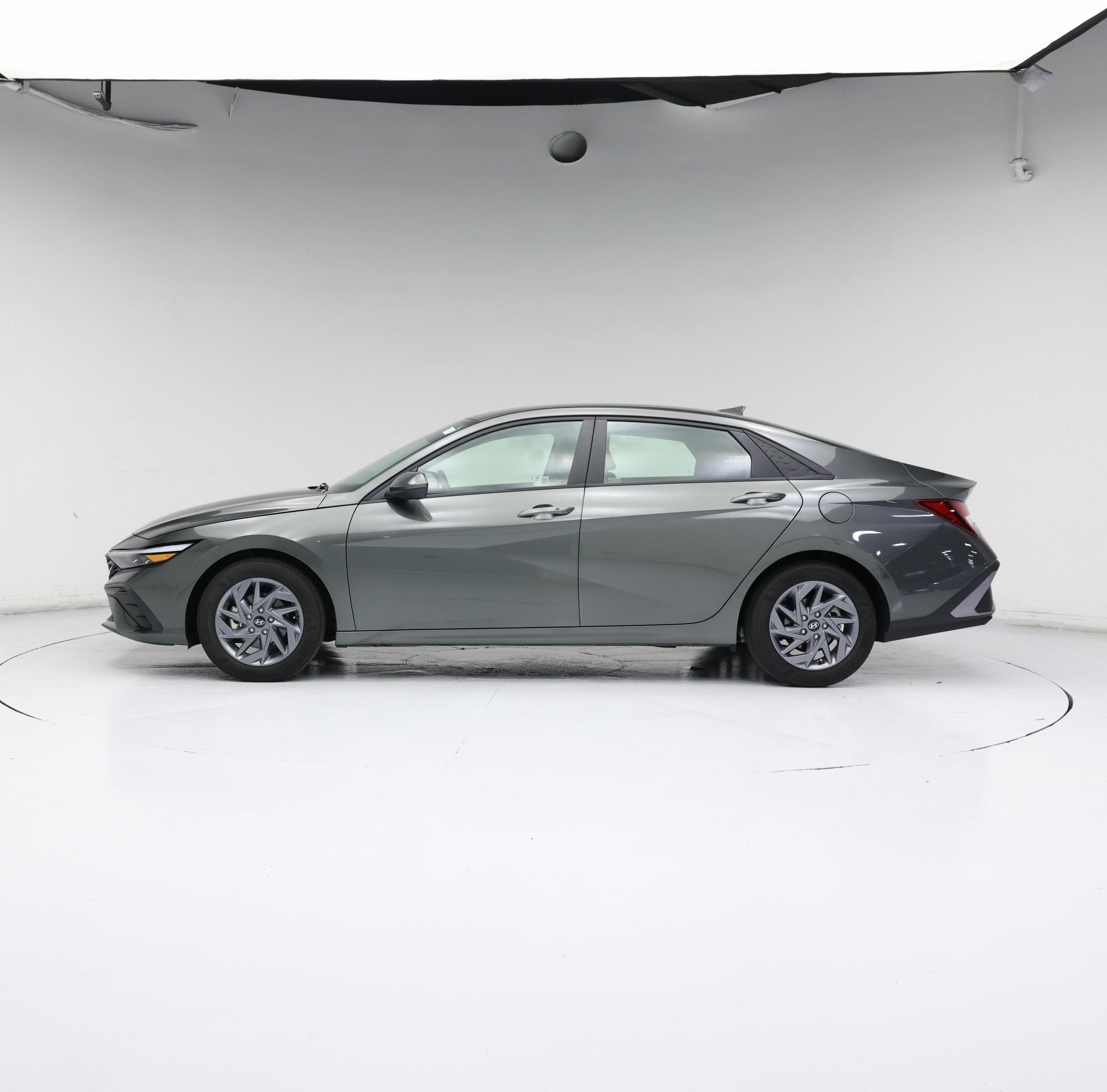 Thumbnail: 2024 Hyundai Elantra - 3