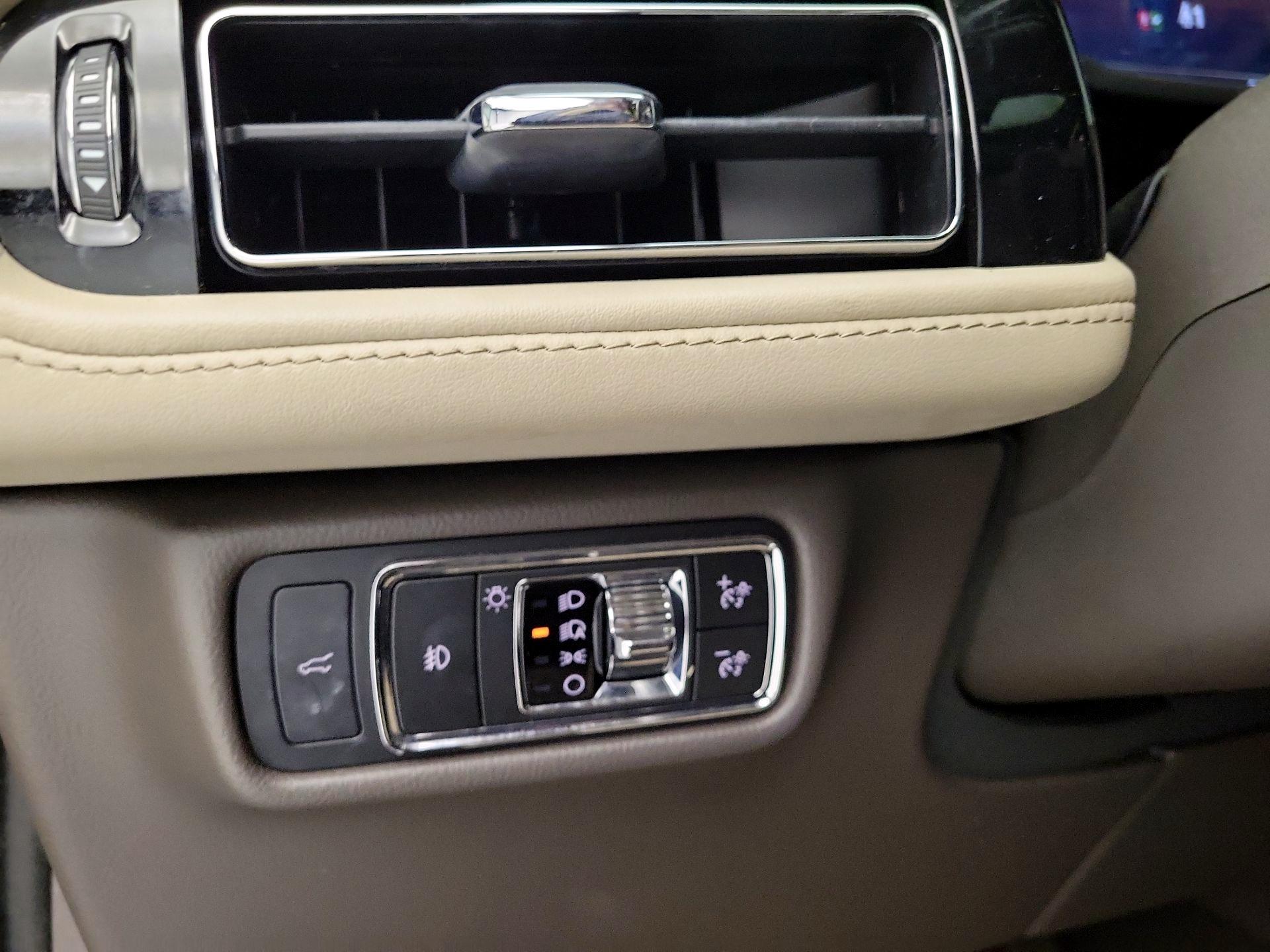 Thumbnail: 2021 Lincoln Aviator - 13