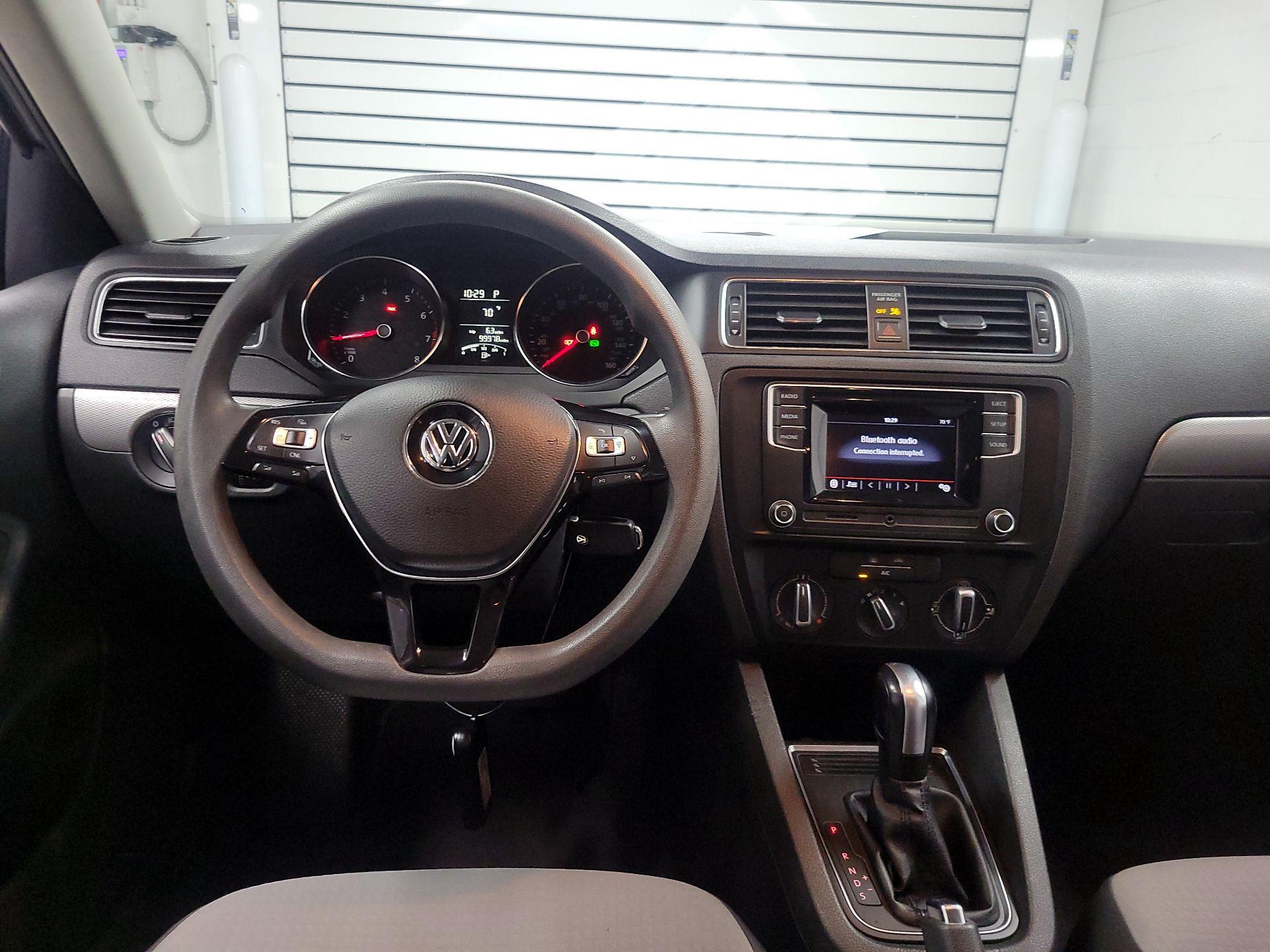 Thumbnail: 2017 Volkswagen Jetta - 9