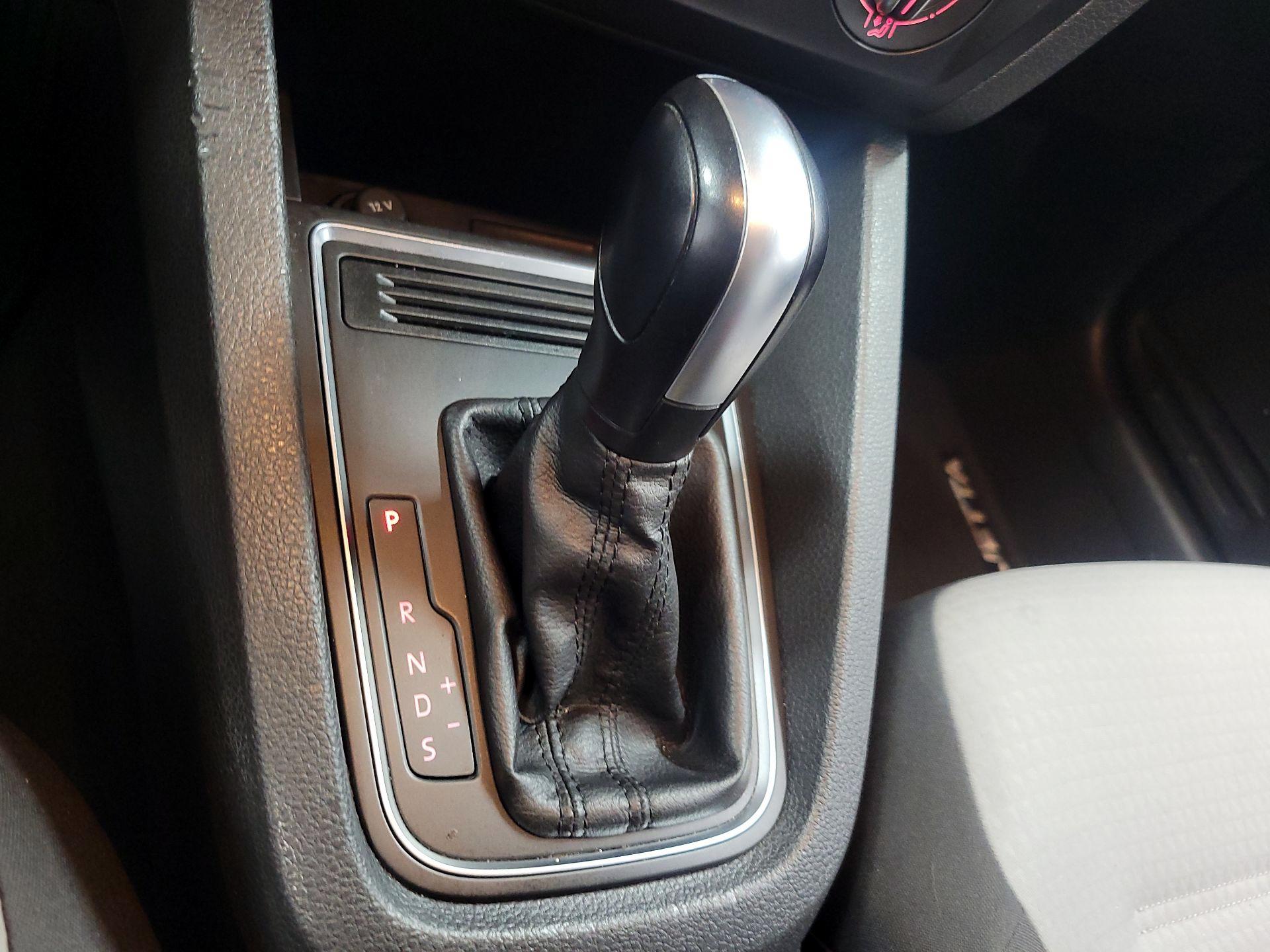 Thumbnail: 2017 Volkswagen Jetta - 16