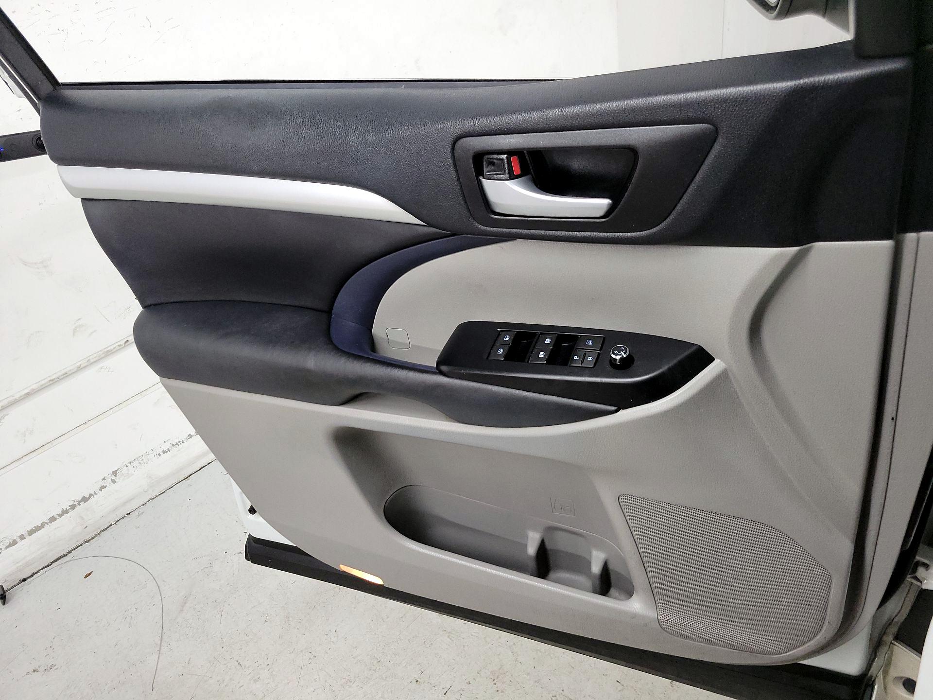 Thumbnail: 2018 Toyota Highlander - 12