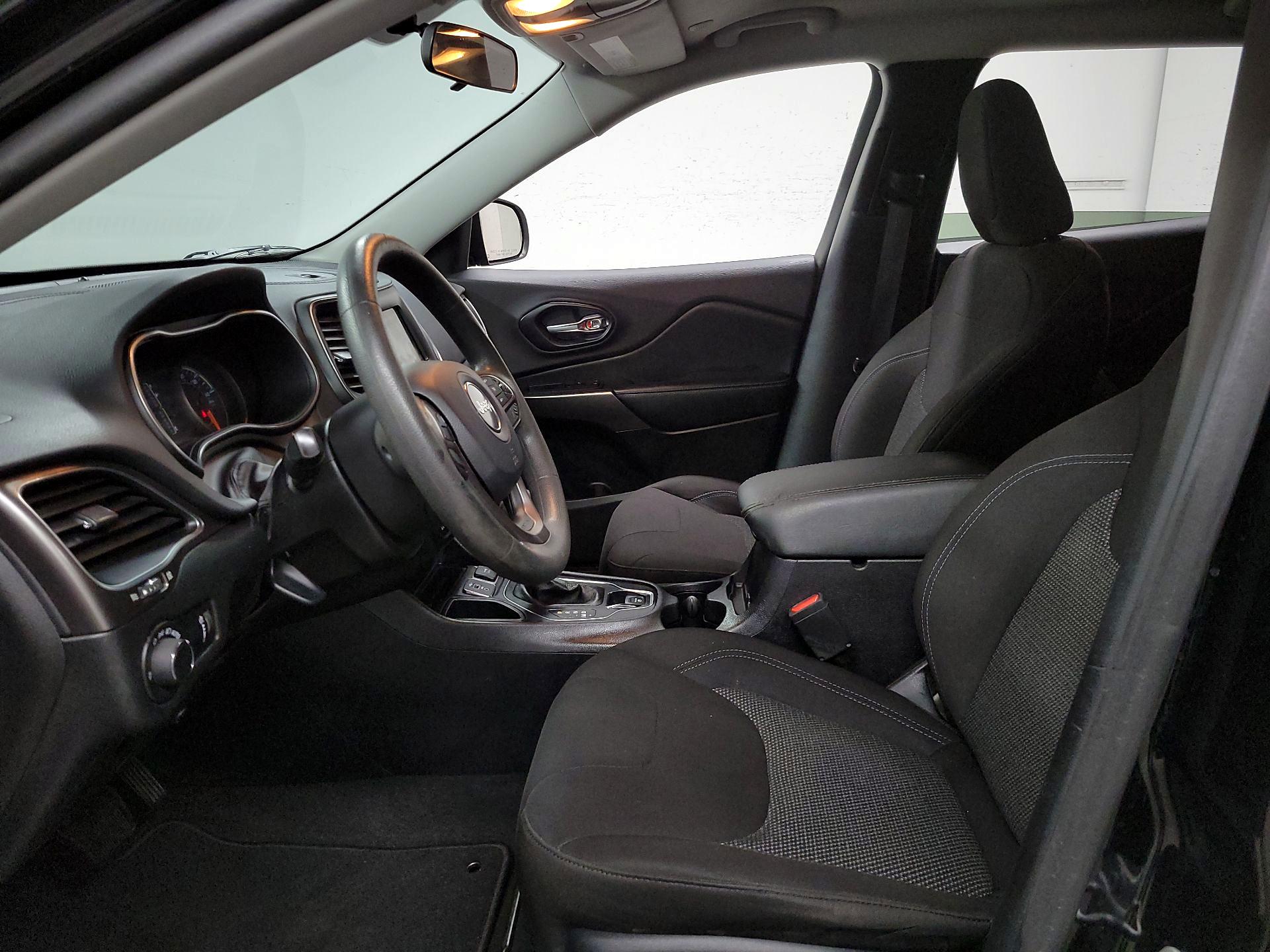 Thumbnail: 2020 Jeep Cherokee - 11