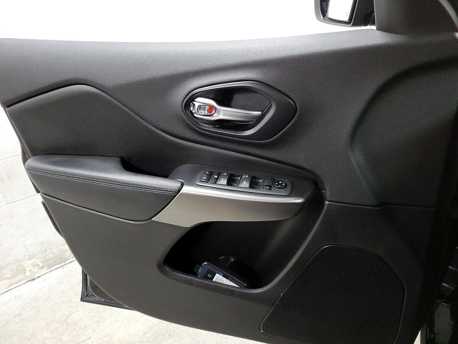 Thumbnail: 2020 Jeep Cherokee - 12