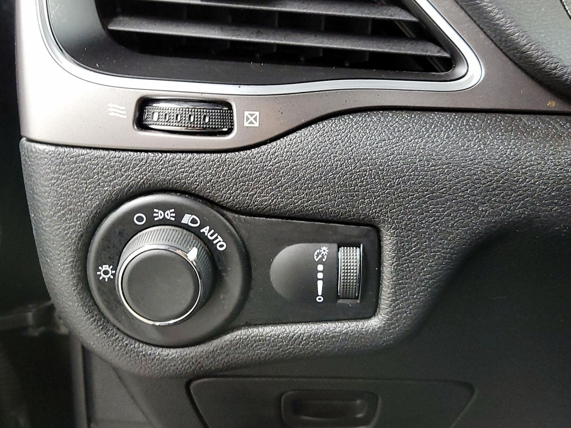 Thumbnail: 2020 Jeep Cherokee - 13