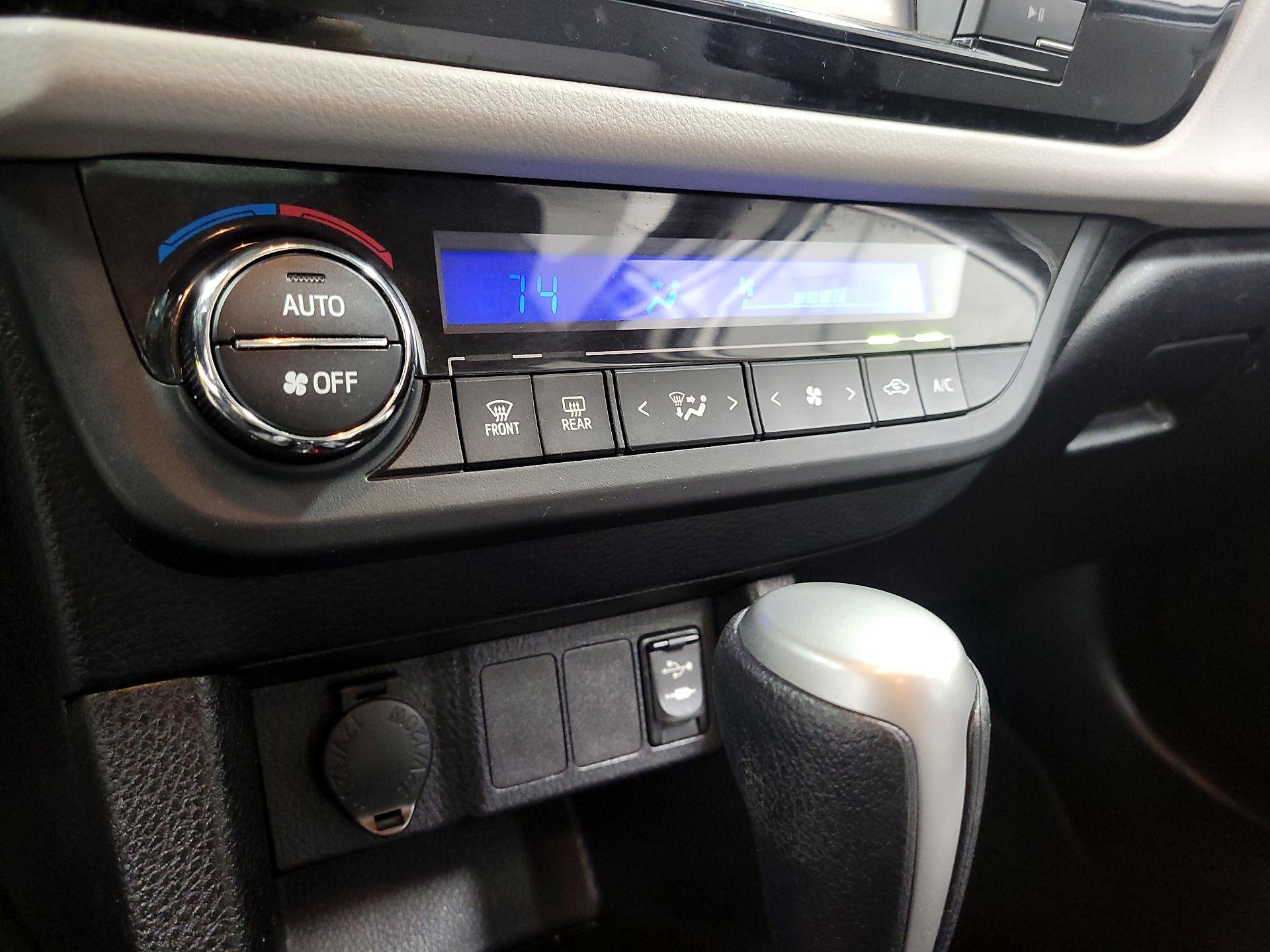 Thumbnail: 2015 Toyota Corolla - 16