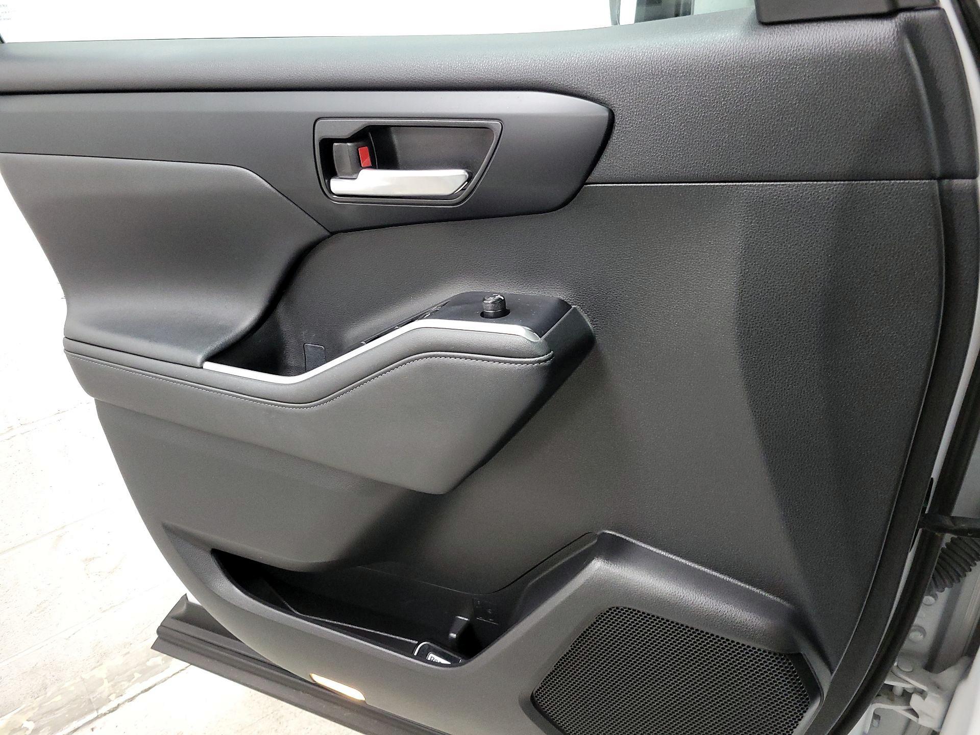 Thumbnail: 2023 Toyota Highlander - 12