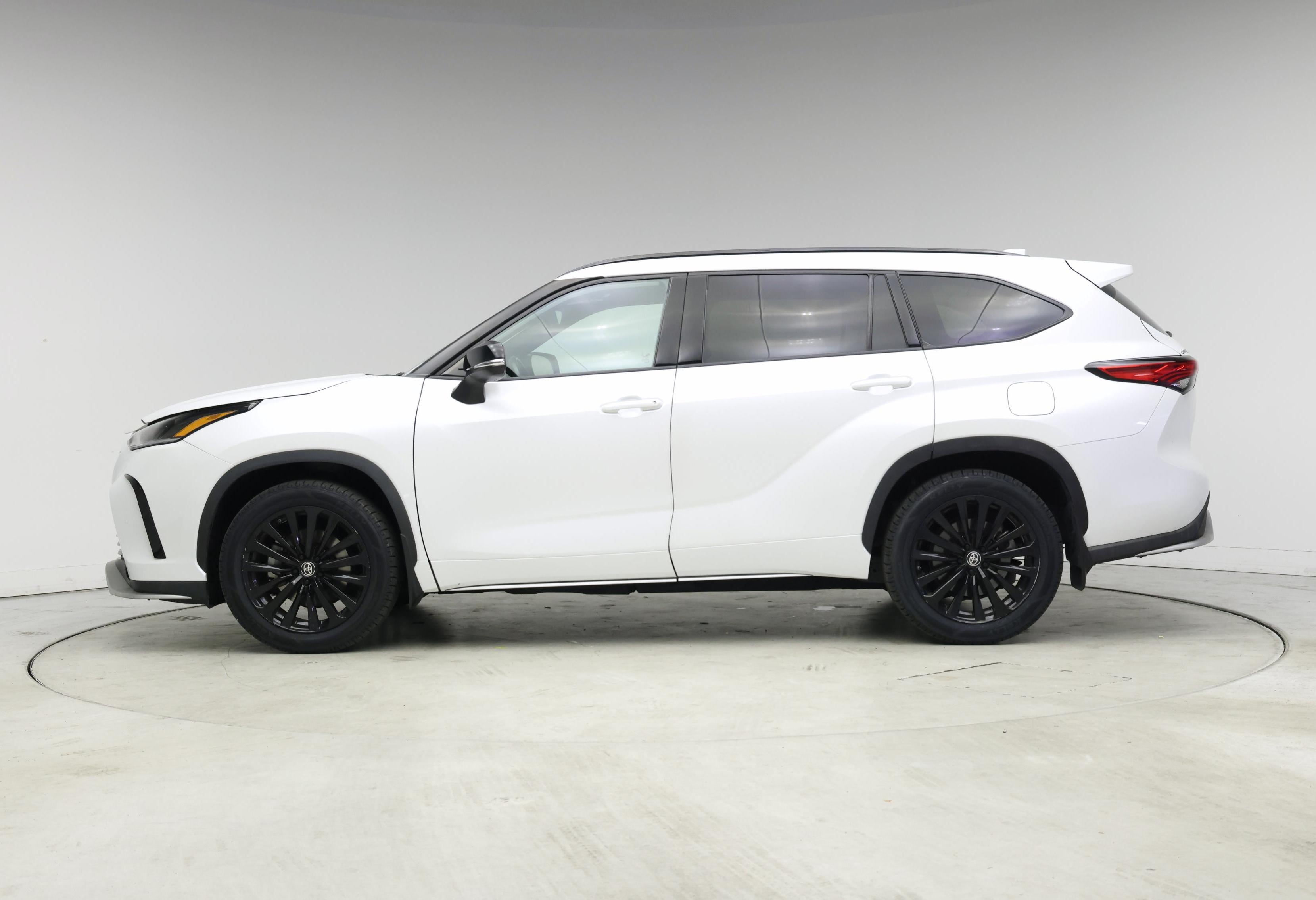 Thumbnail: 2023 Toyota Highlander - 3
