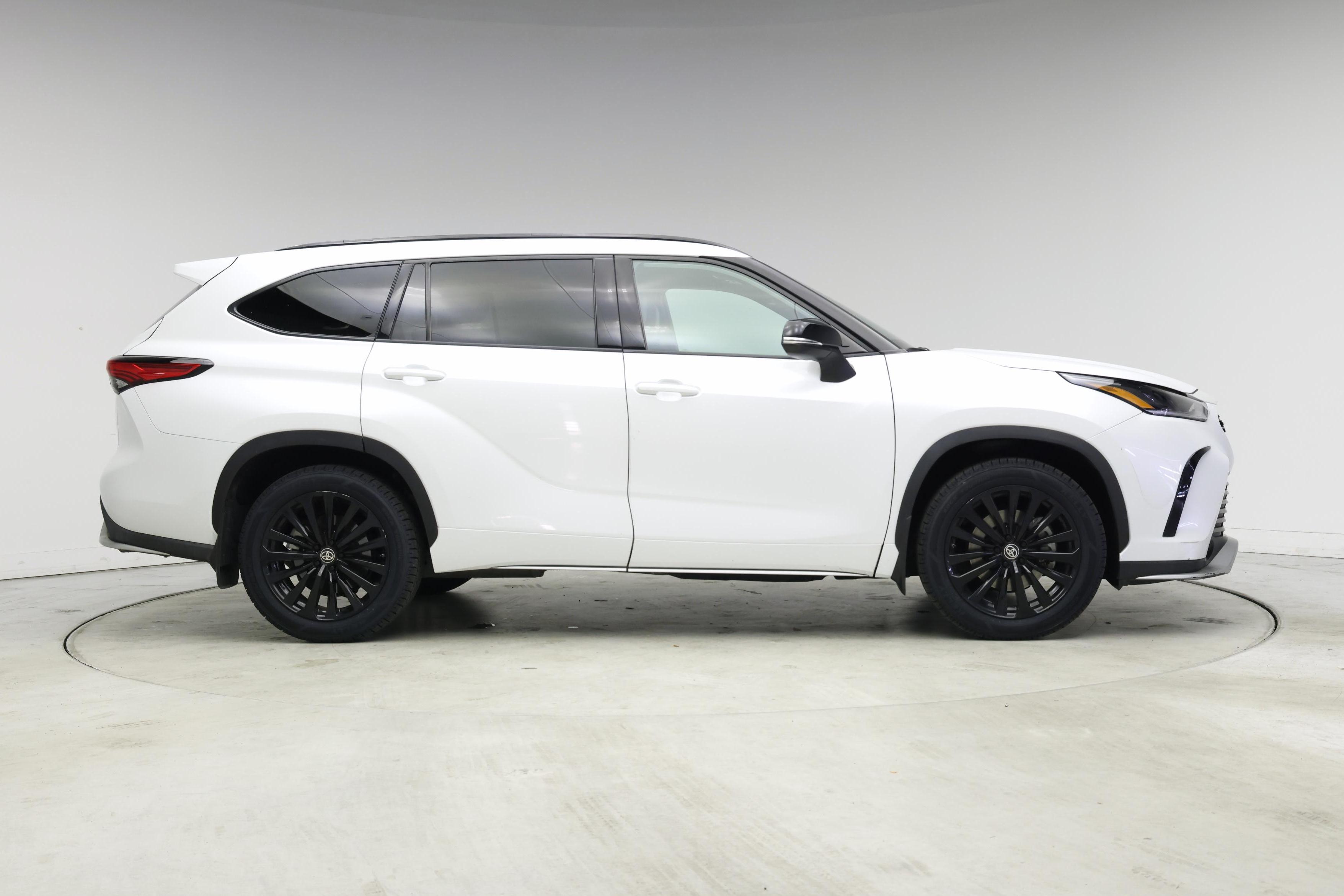 Thumbnail: 2023 Toyota Highlander - 7