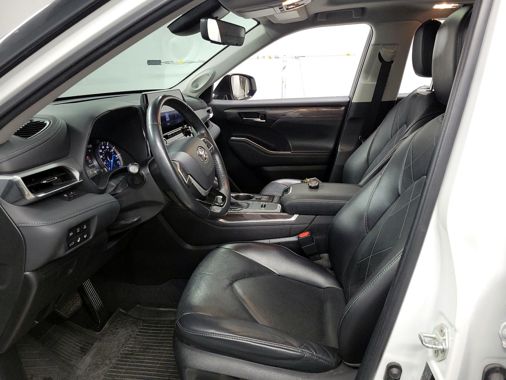 Thumbnail: 2022 Toyota Highlander - 11