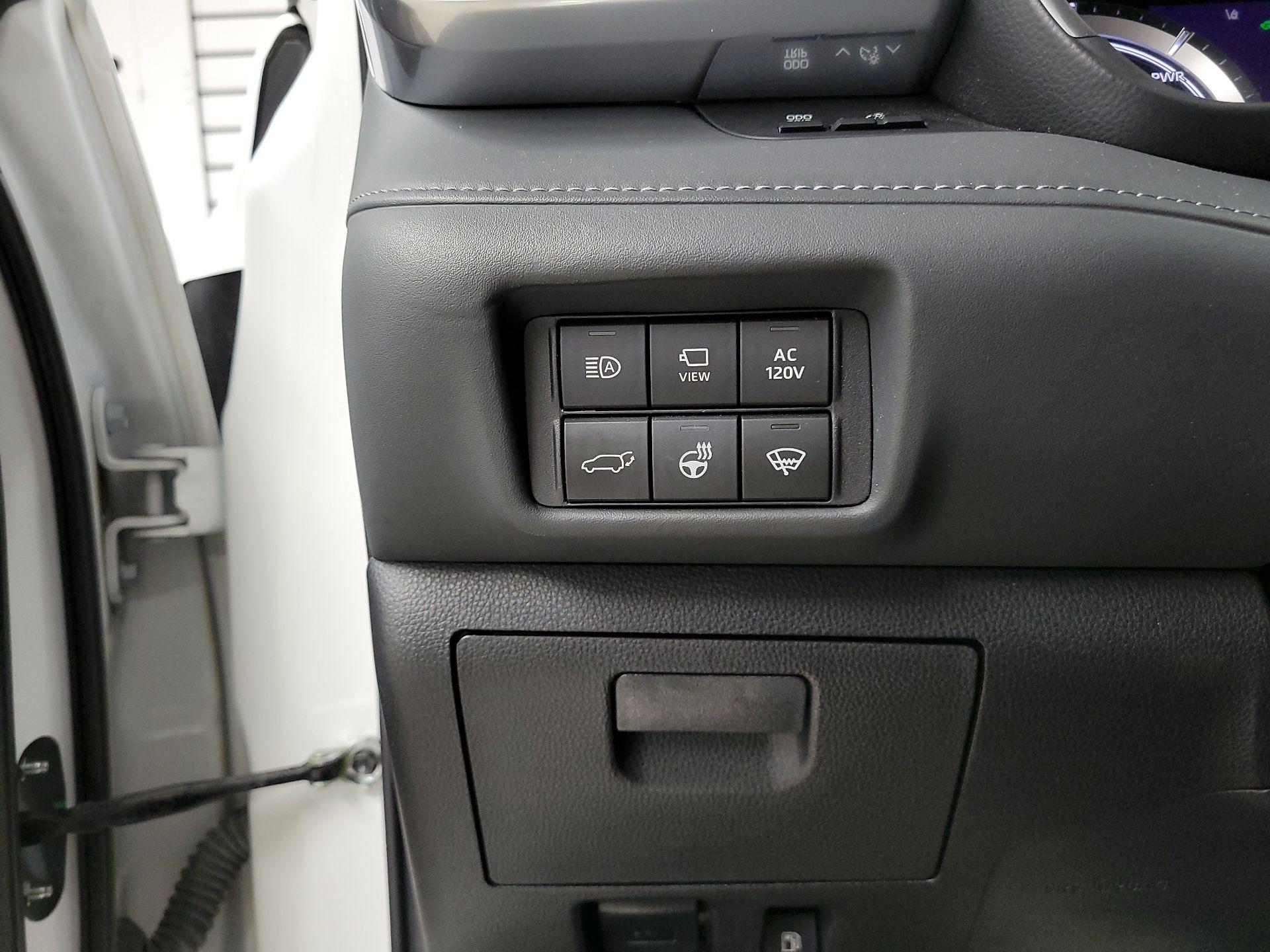 Thumbnail: 2022 Toyota Highlander - 13