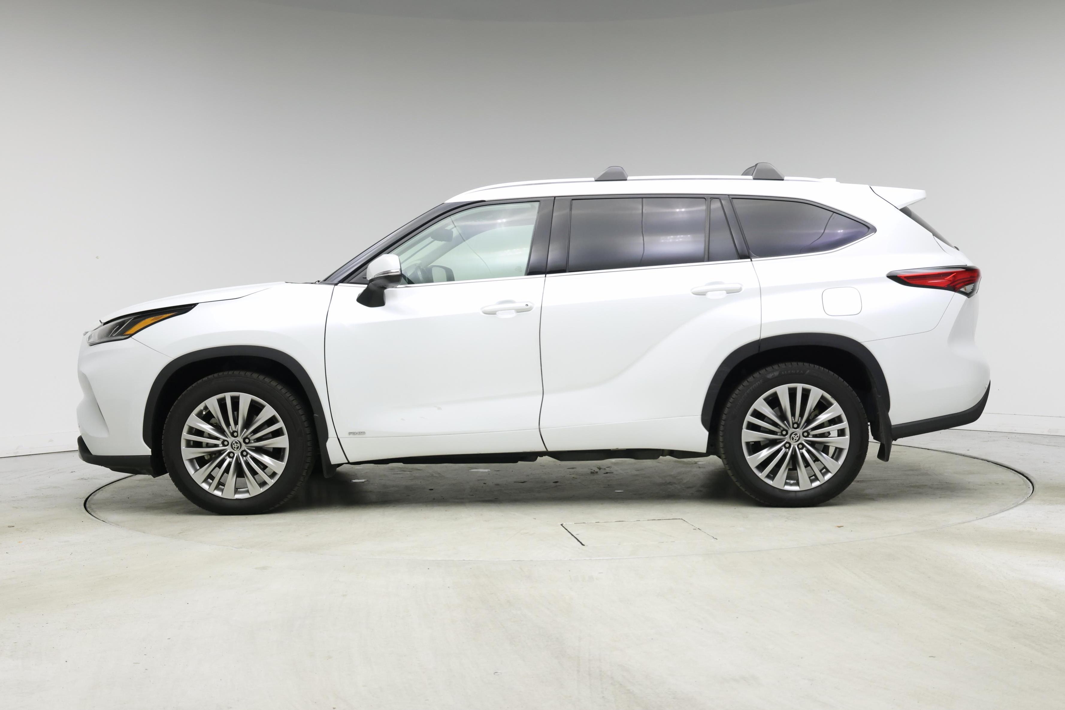 Thumbnail: 2022 Toyota Highlander - 3