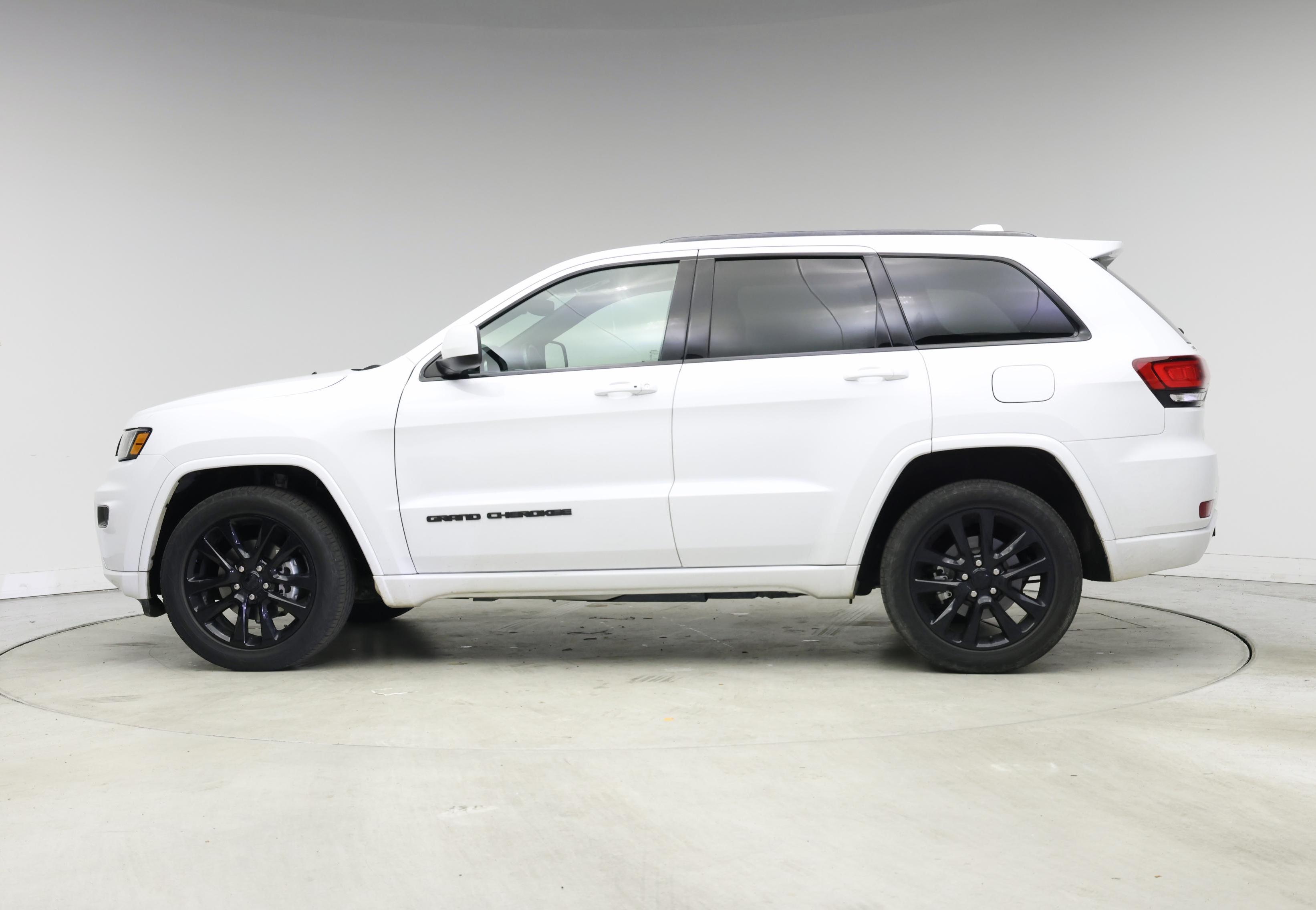 Thumbnail: 2017 Jeep Grand Cherokee - 3