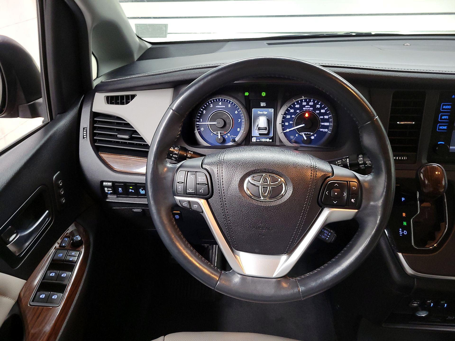 Thumbnail: 2016 Toyota Sienna - 10