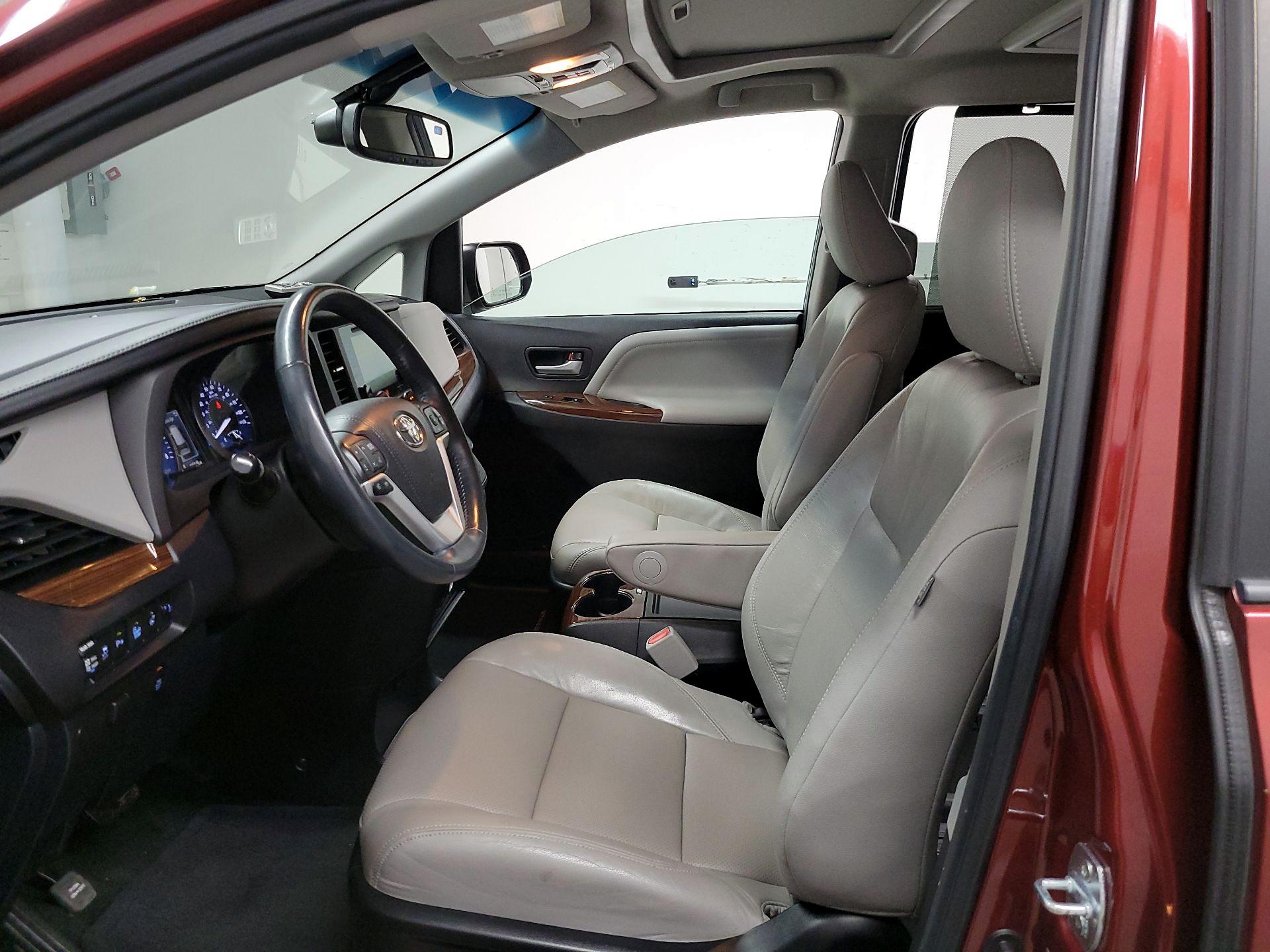 Thumbnail: 2016 Toyota Sienna - 11