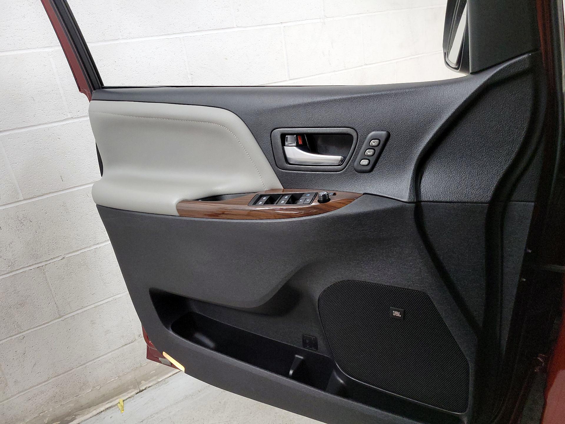 Thumbnail: 2016 Toyota Sienna - 12